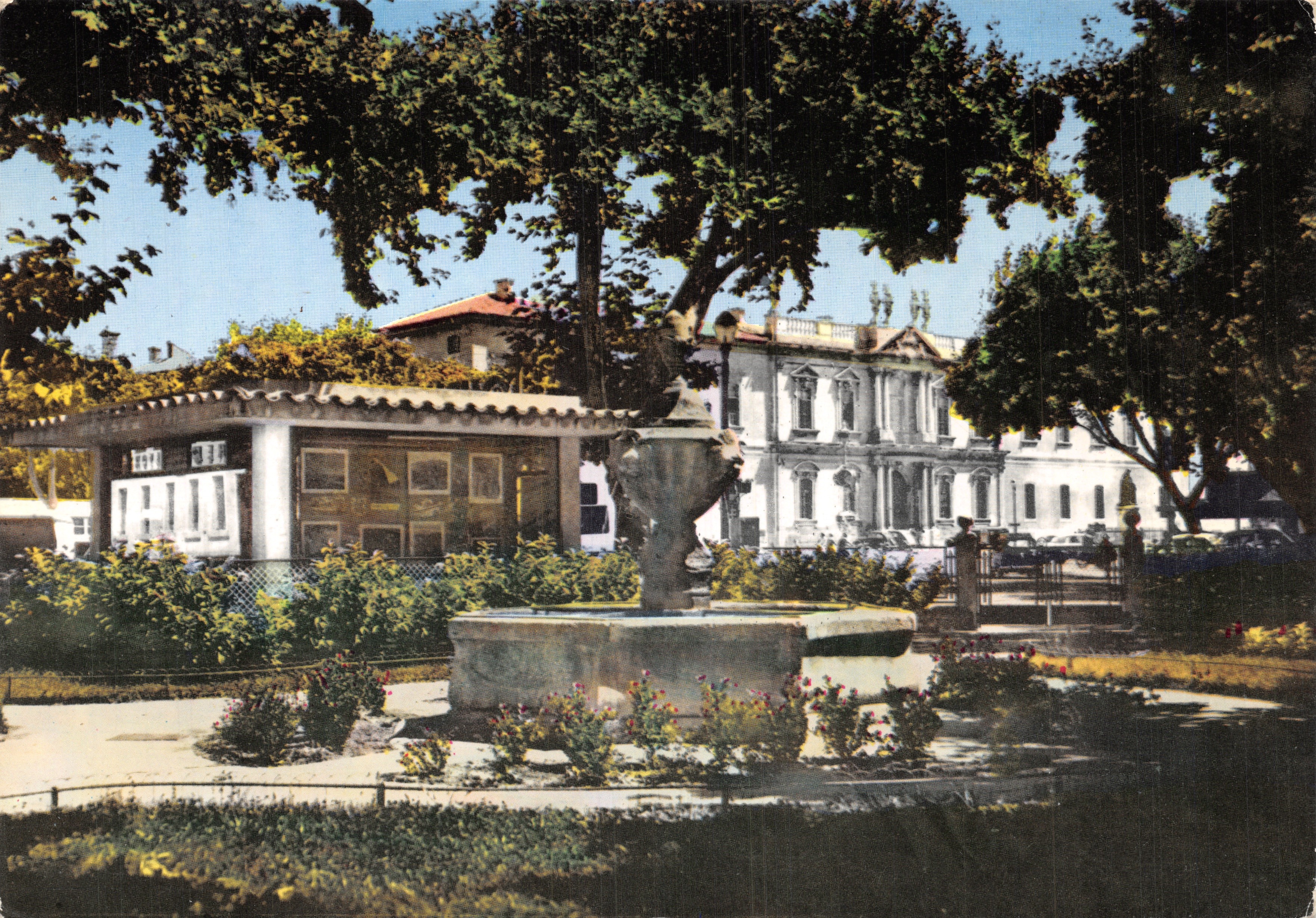 Carpentras — Square, Pavillon du S.I. et l'Hôtel-Dieu — Éditions de Provence