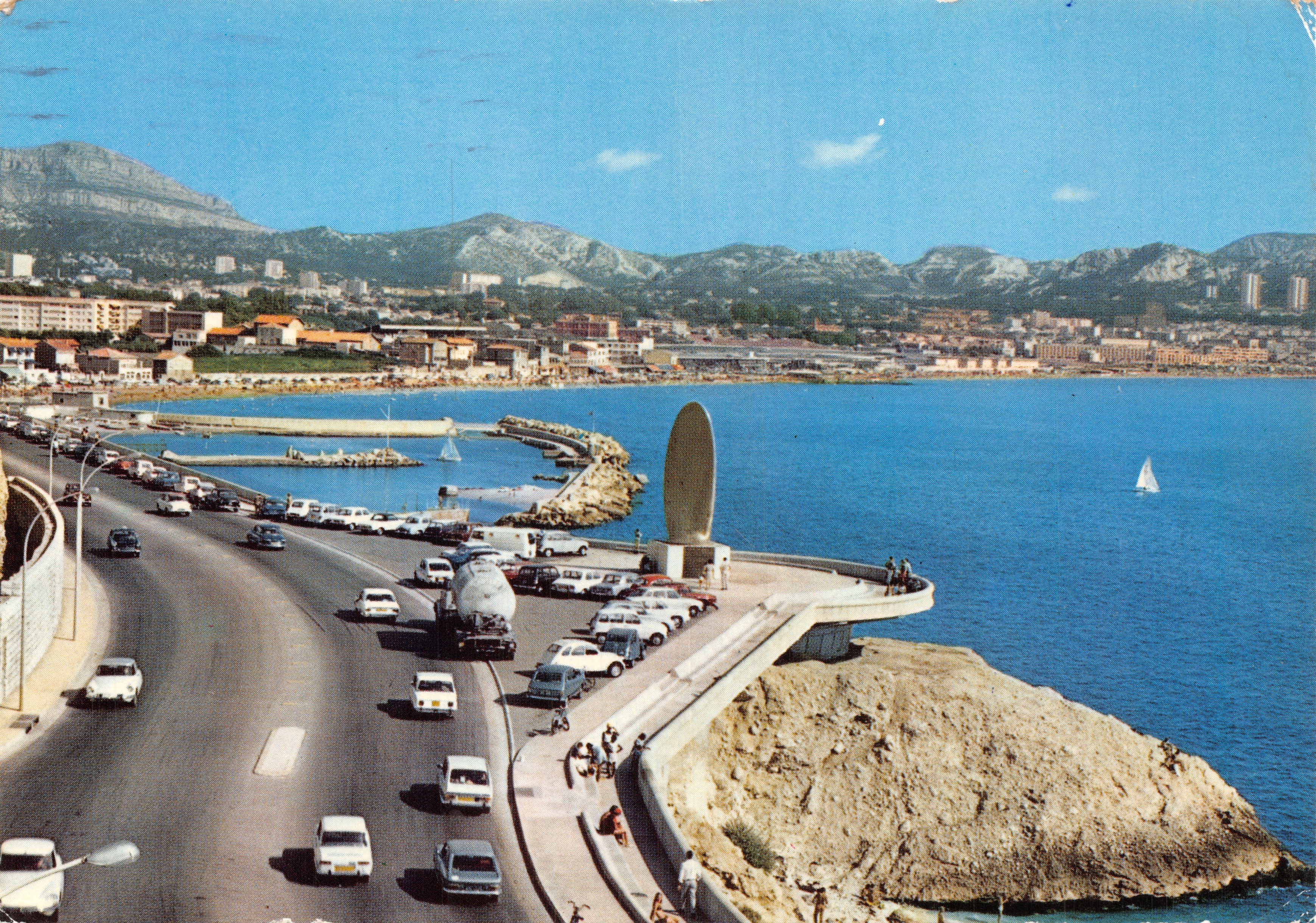 Vue de la Corniche à Marseille — avec le phare de la Corniche et la ville en arrière-plan — éditeur ARYCOLOR
