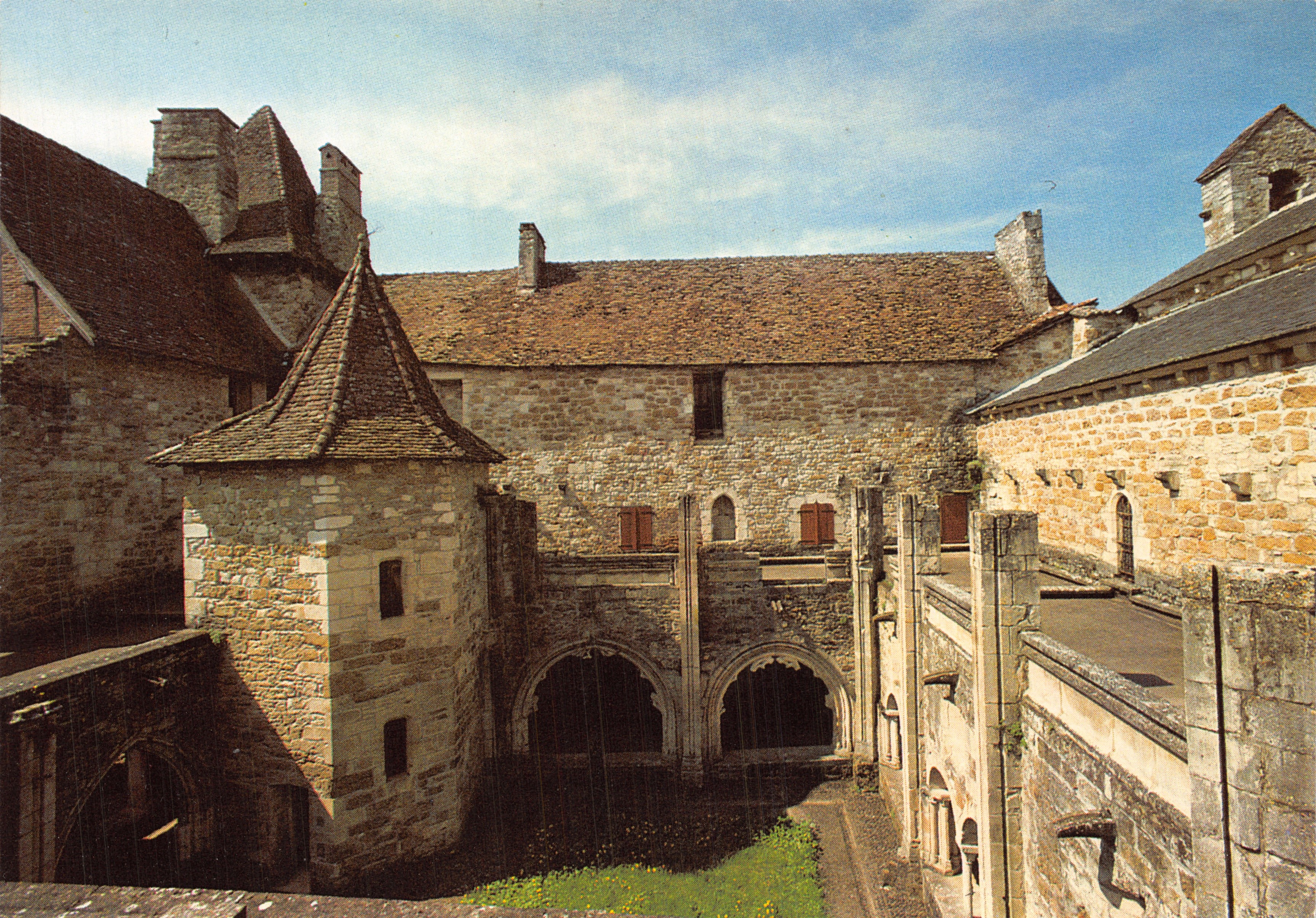 Carenac — Cour intérieure du cloître avec galerie romane et trois galeries ogivales — Imprimé en France, n° 460010