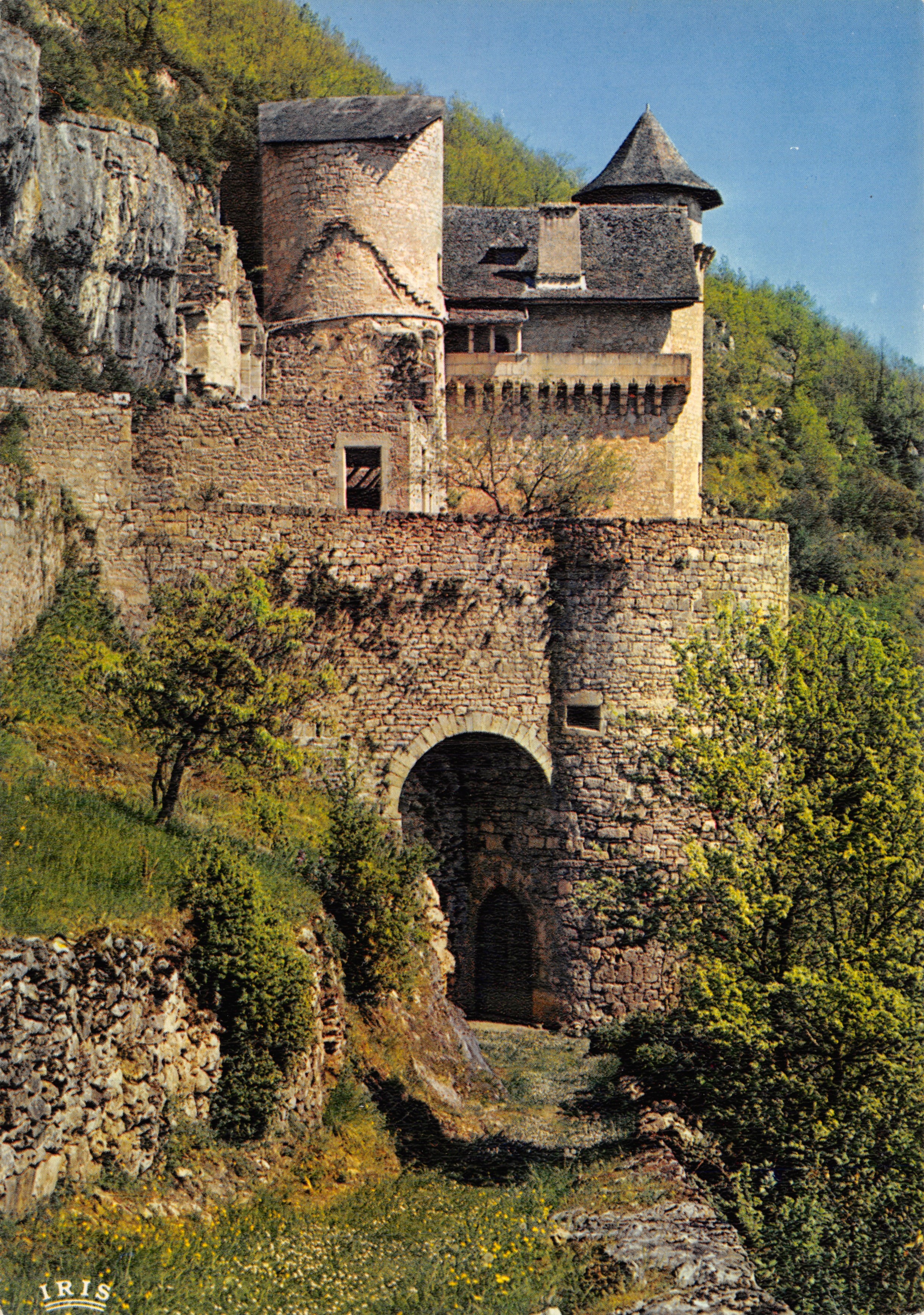 Larroque-Toirac — Mittelalterliches Schloss an einer Klippe, bestehend aus einer siebenstöckigen Turm — Verlag IRIS