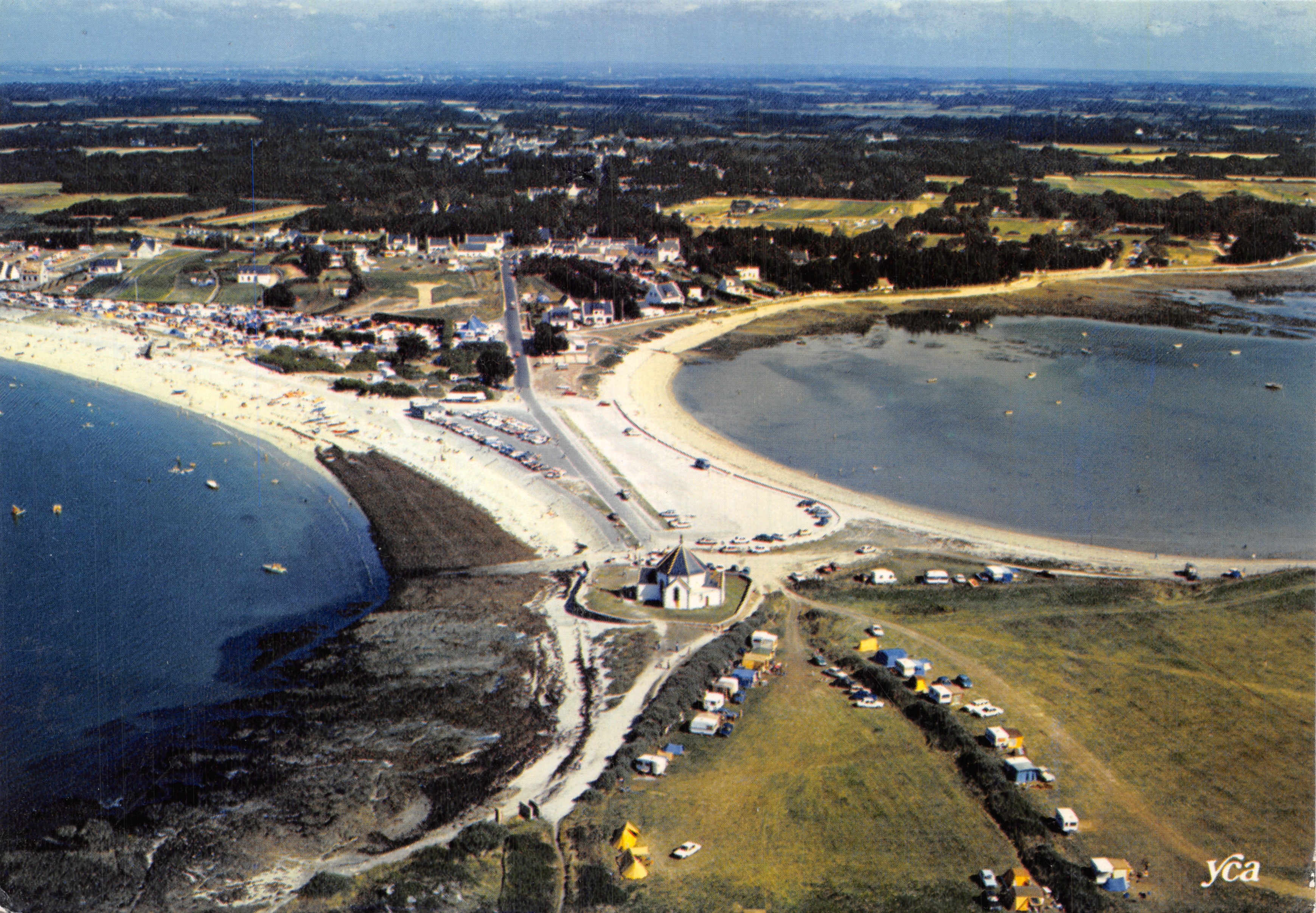 Penvins — vista aérea de la playa y la capilla — editor YCA