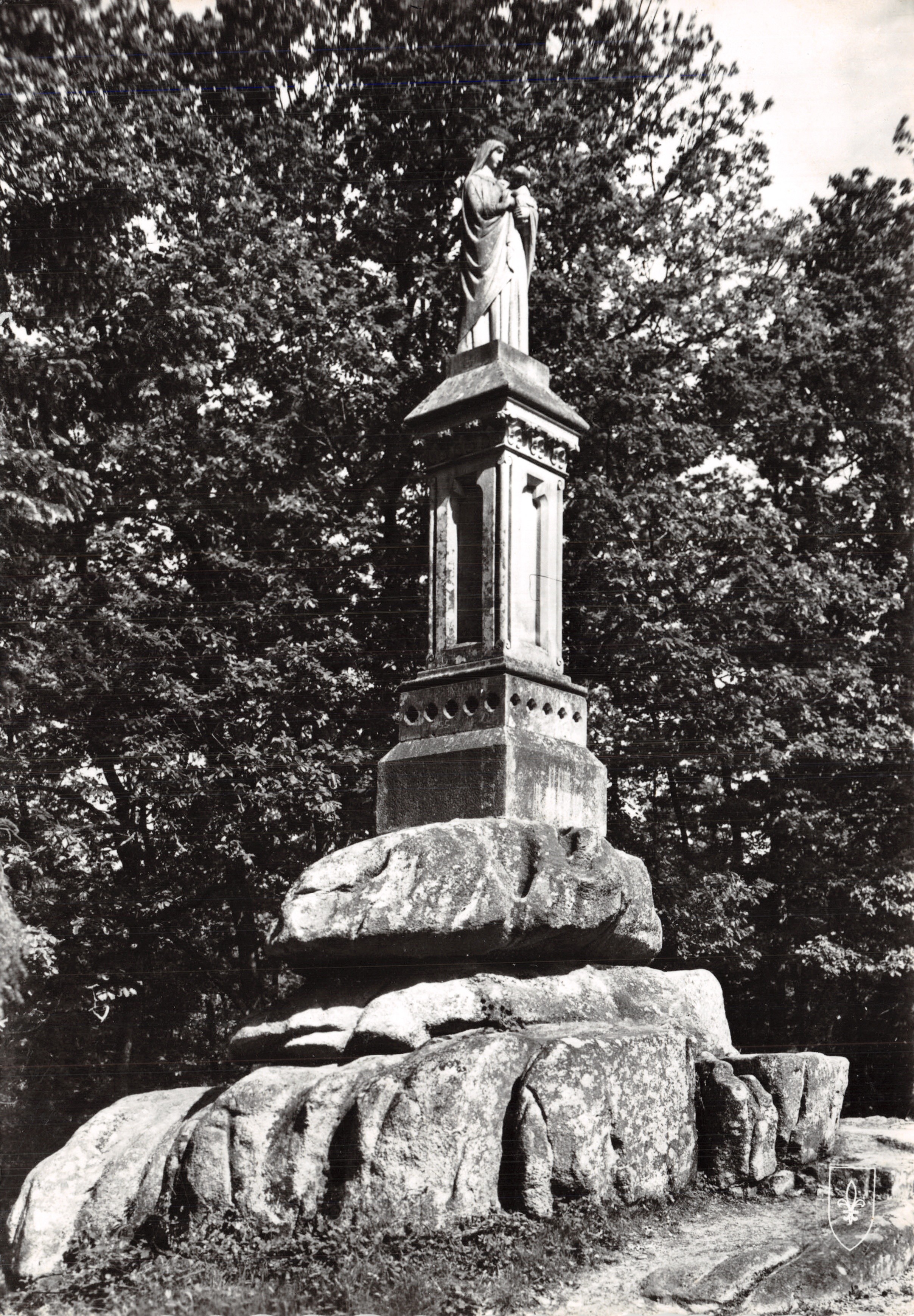 Statue van de Maagd met Kind — Dolmen van de Abtei La Pierre-qui-Vire — Éditions du LYS, Clermont-Ferrand
