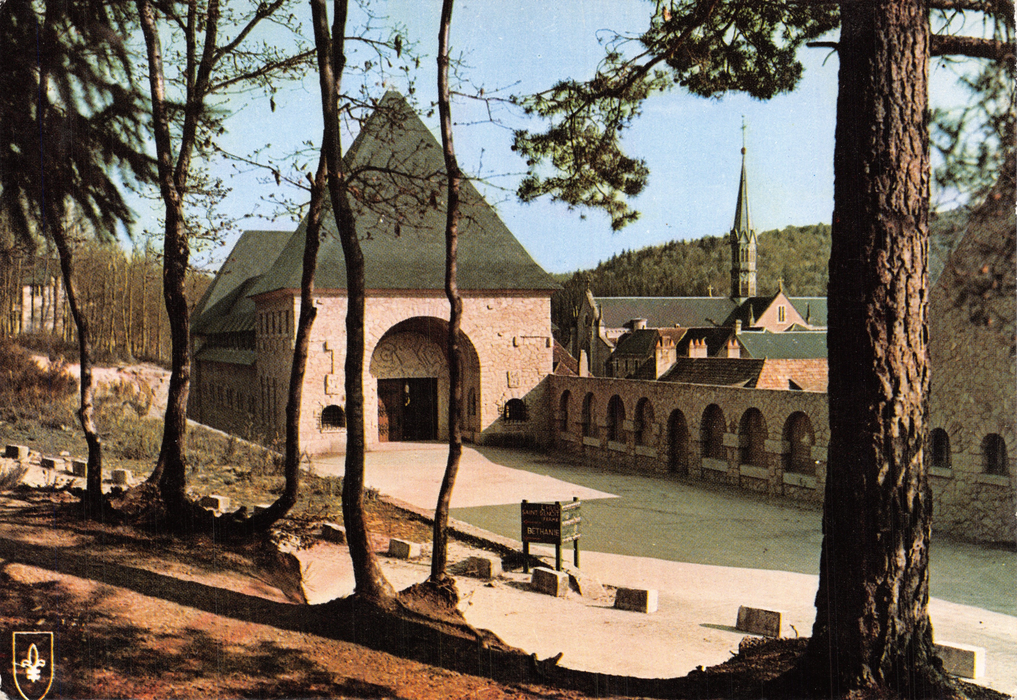 Abbazia di La Pierre-qui-Vire — vista del chiostro e della cappella — Éditions du LYS
