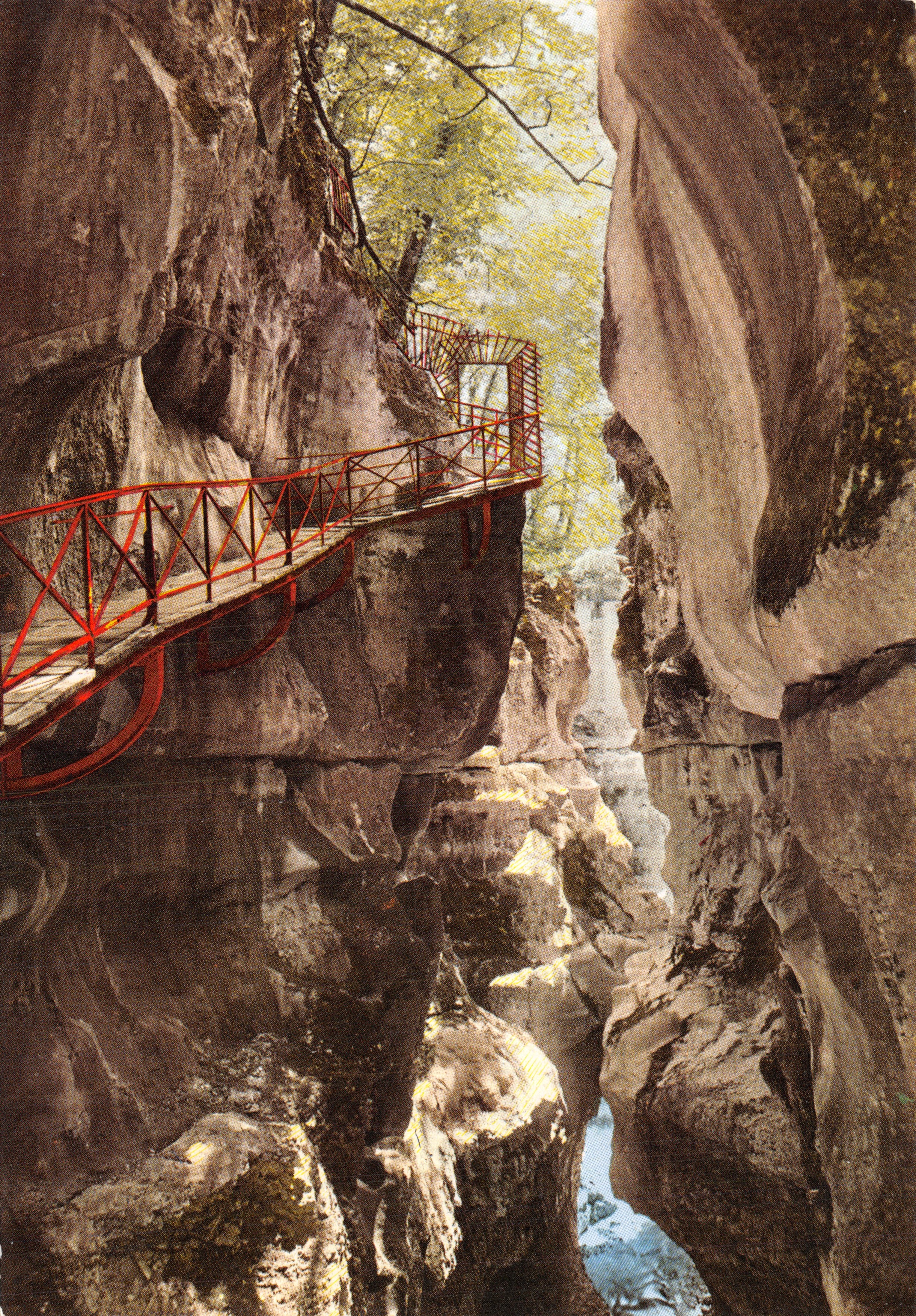 Les Gorges du Fier — vue des falaises et passerelle rouge — Éditions G. MOUCHET, Annecy