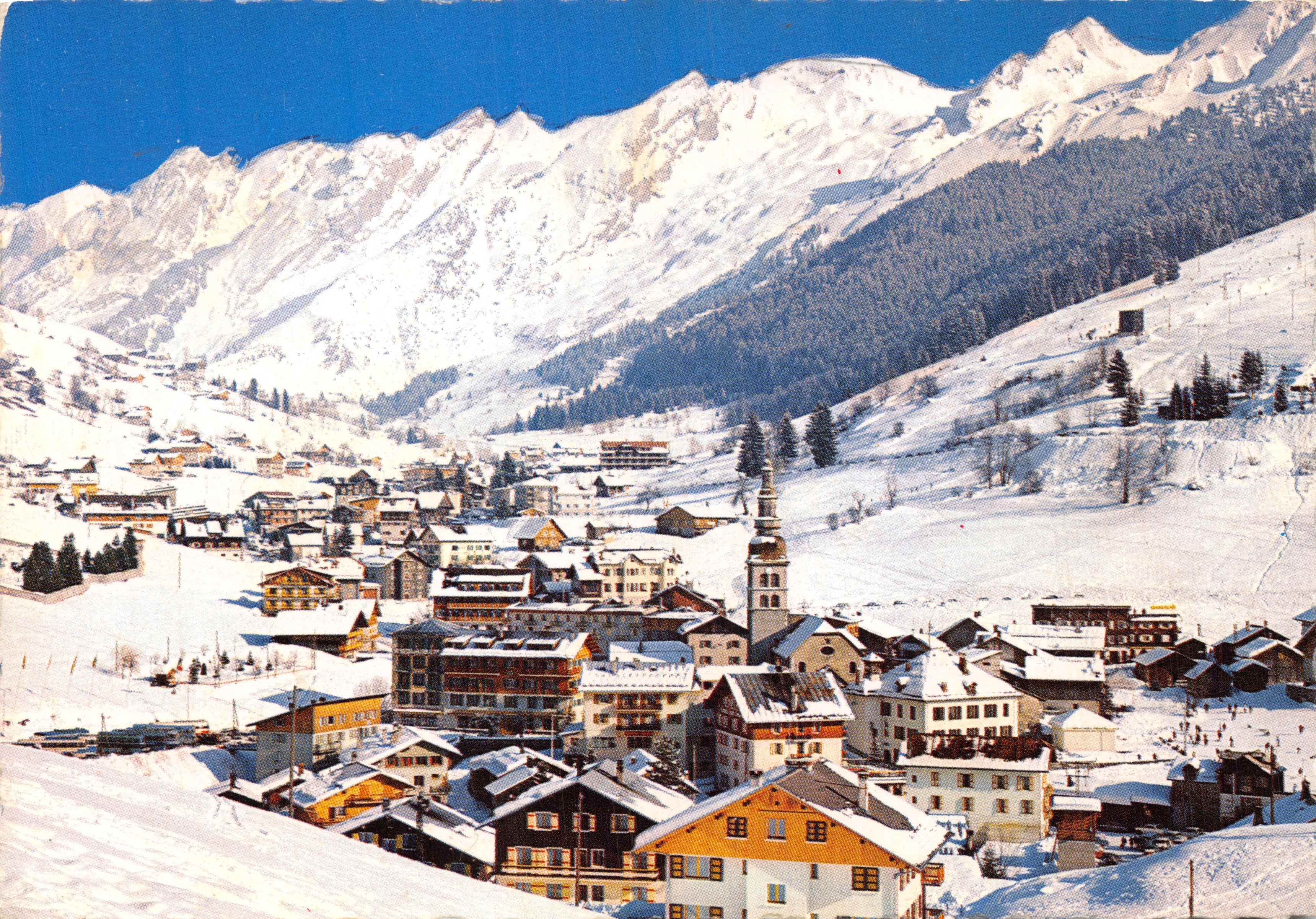 La Clusaz (Haute-Savoie) — vista invernal con edificio religioso y montañas nevadas — editor: Éditions J. Cellard