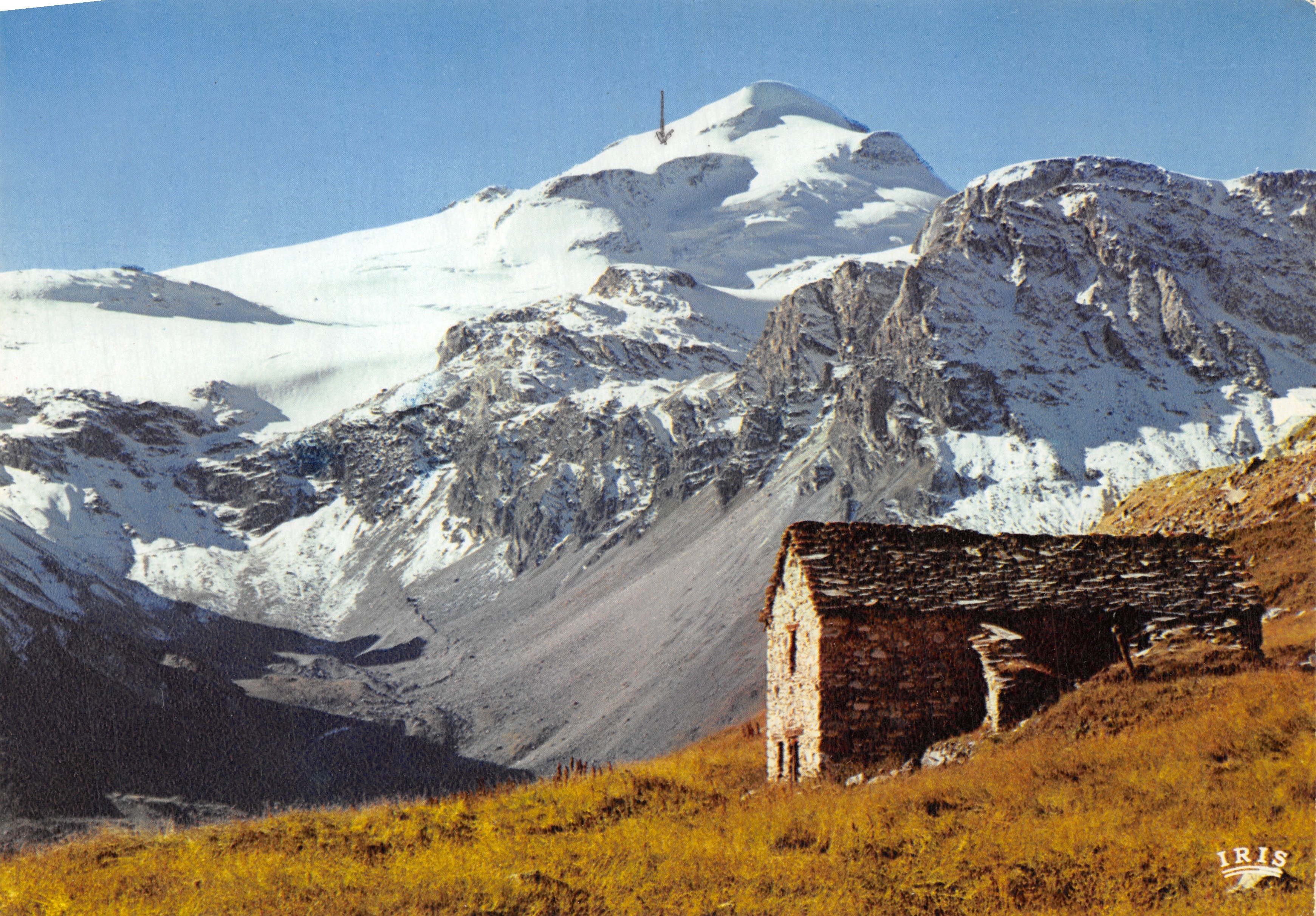 La Grande Motte — cima nevada con cabaña de montaña — editor IRIS