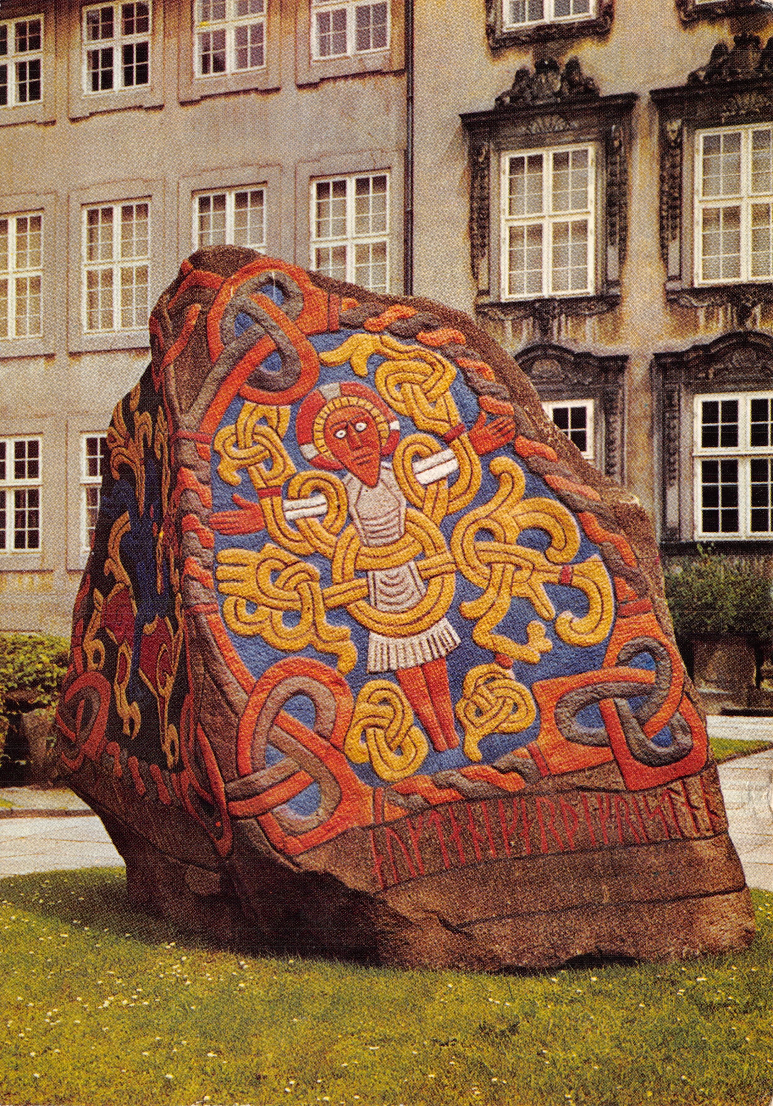 Réplica del Jellingestone — escultura en piedra decorada con motivos celtas y figura central — editor The National Museum of Denmark, n.º 9919