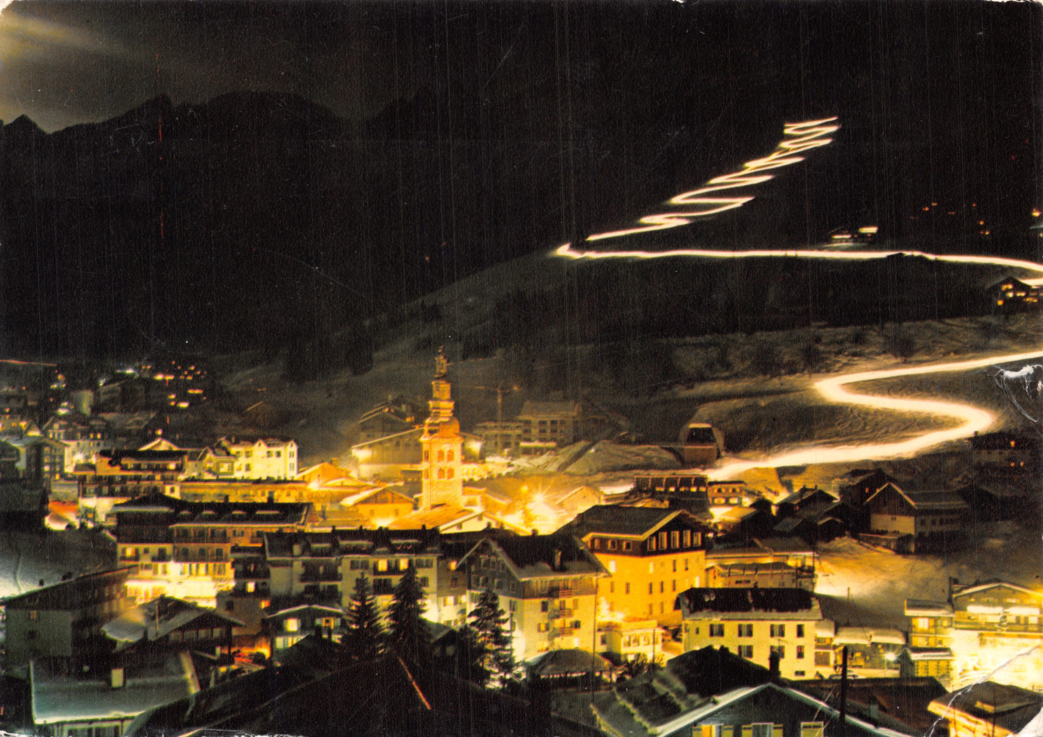 La Clusaz (Haute-Savoie) — vista nocturna de la estación con descenso con antorchas — editor MEXICHROME