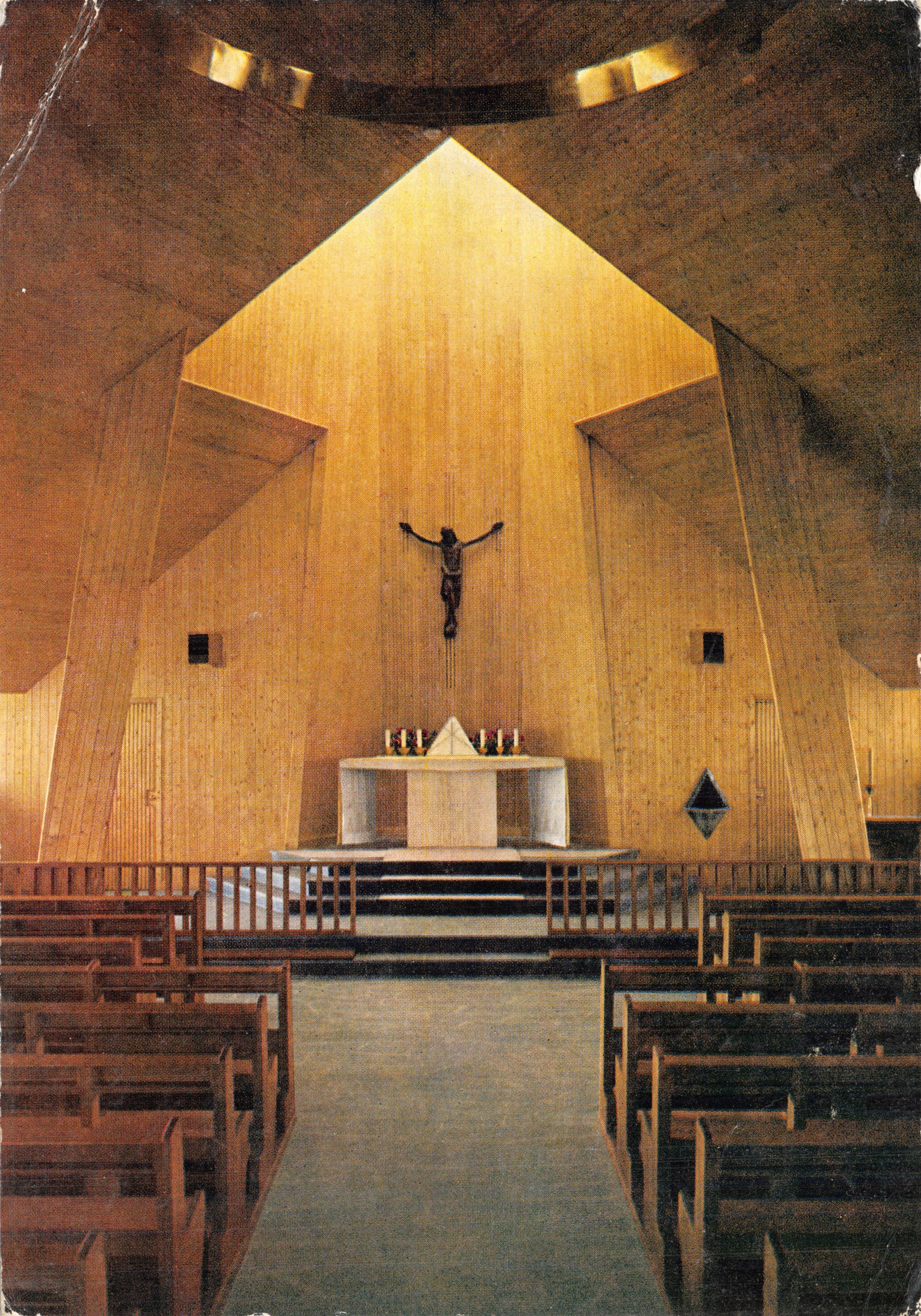 Église Sainte-Agnès — Intérieur moderne en bois — Éditeur : Les Grès (Aube), Architecte Michel Marot