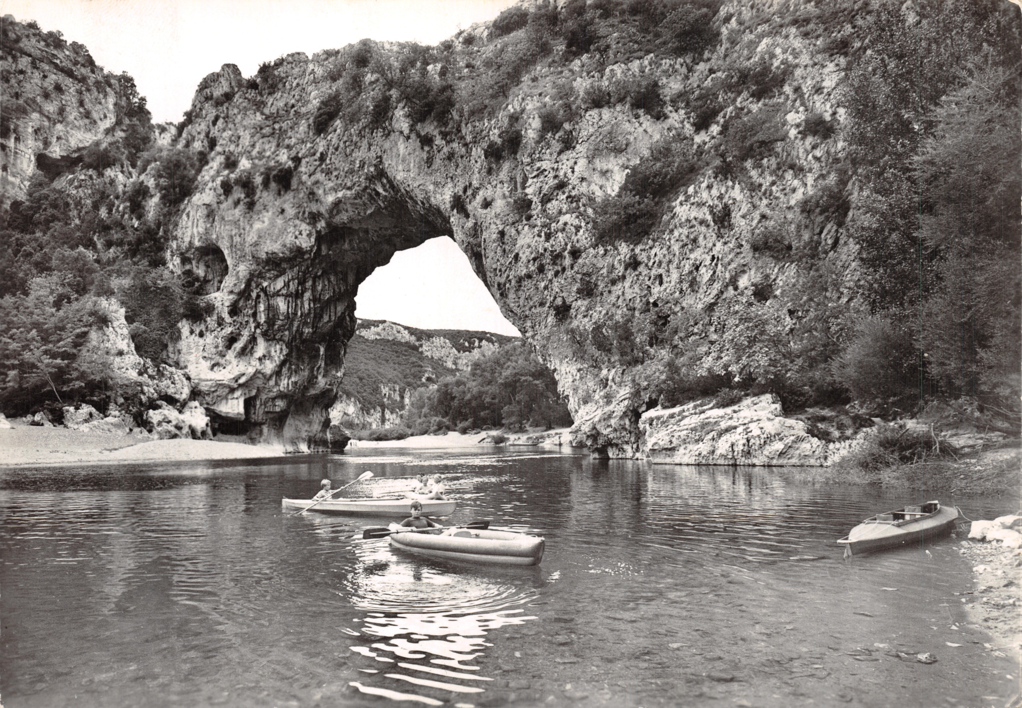 Les Gorges de l'Ardeche — Le Pont d'Arc — ouverture 55 m.