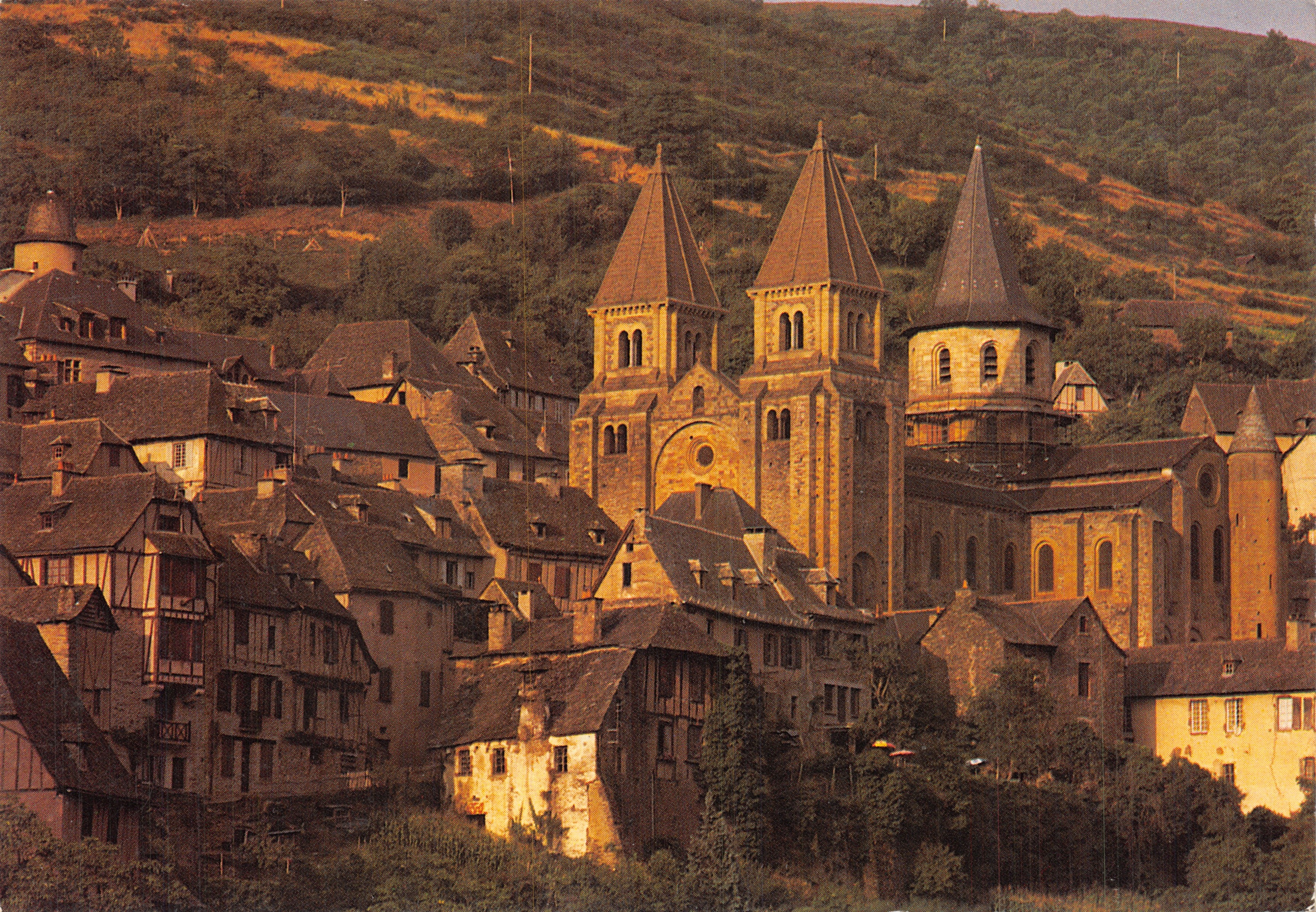 Conques (Aveyron) — iglesia de Sainte-Foy (siglos XII-XIII) rodeada del pueblo en pendiente — (RB) IN'ÉDITE