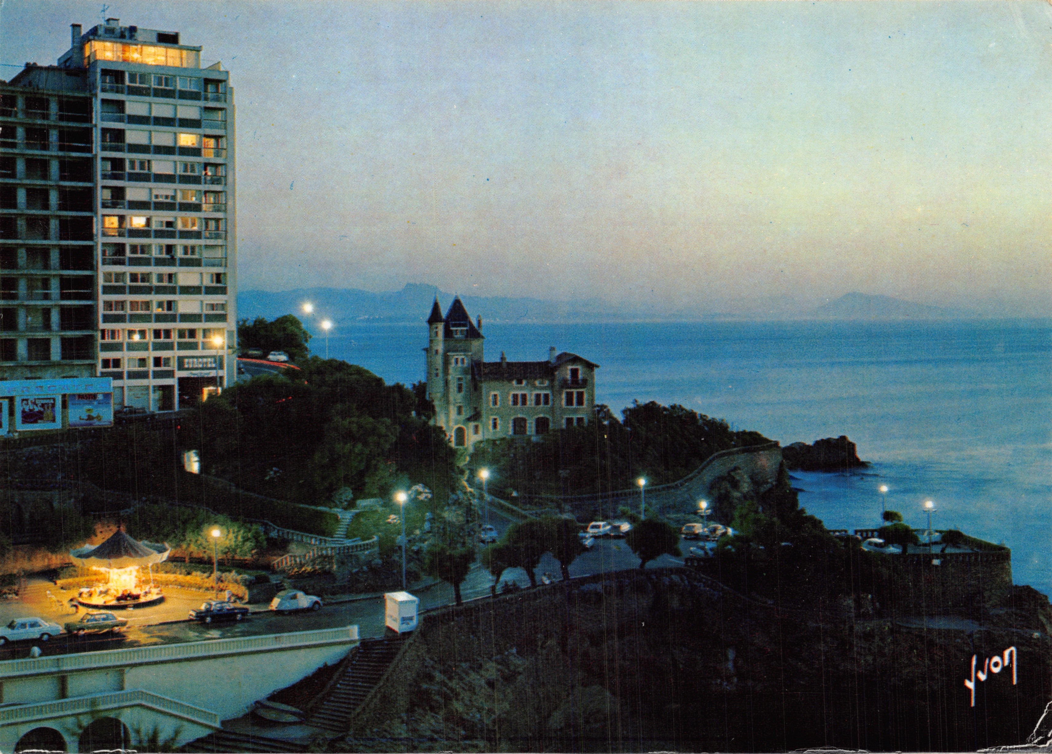 Port Vieux — vue nocturne avec château et immeuble — Yvon, éditeur, n° 5/9
