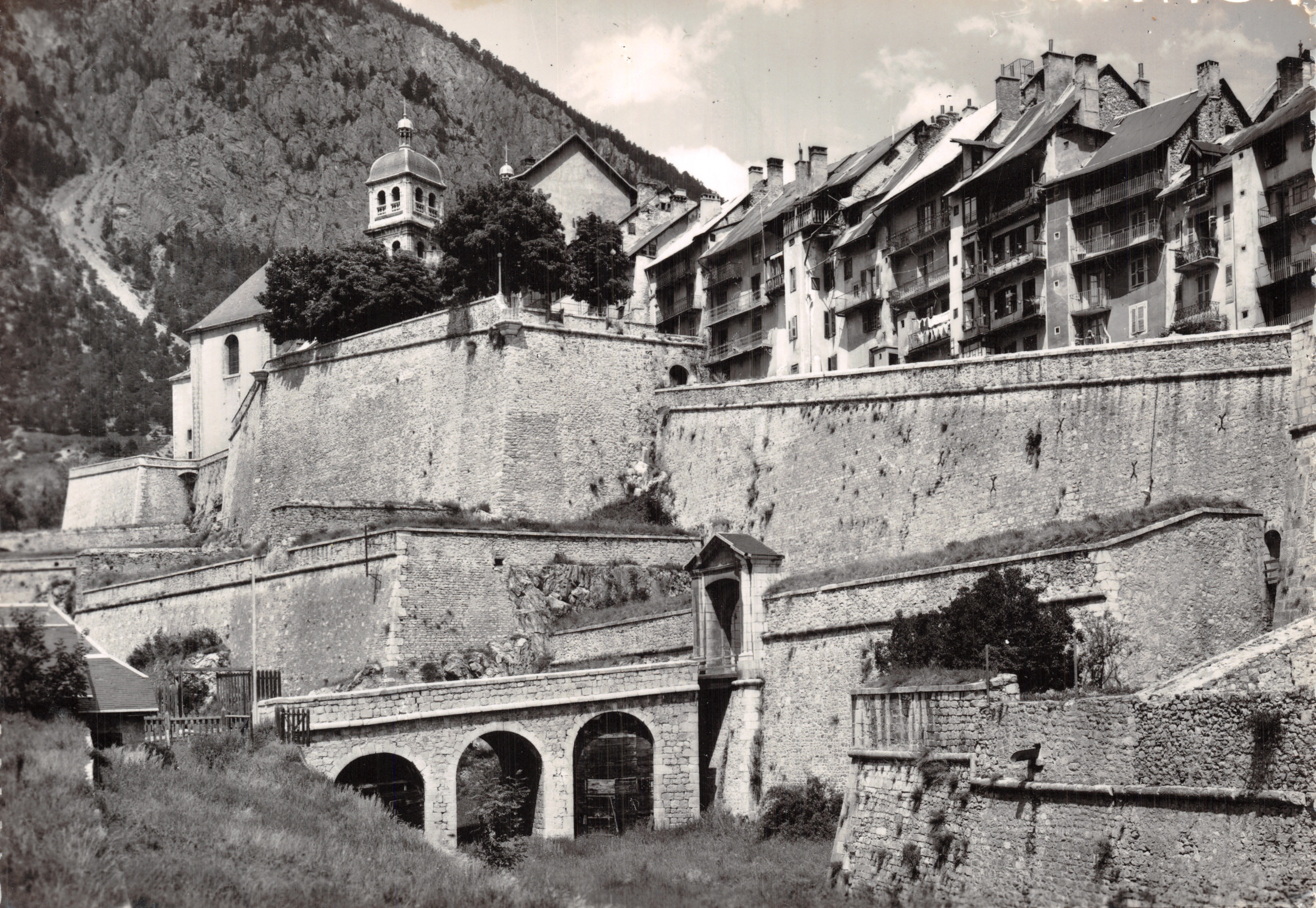 Briançon (Hautes-Alpes) — I Muri — Edit. AJAX, 4, r. Comte-Félix-Gastaldi, Monaco
