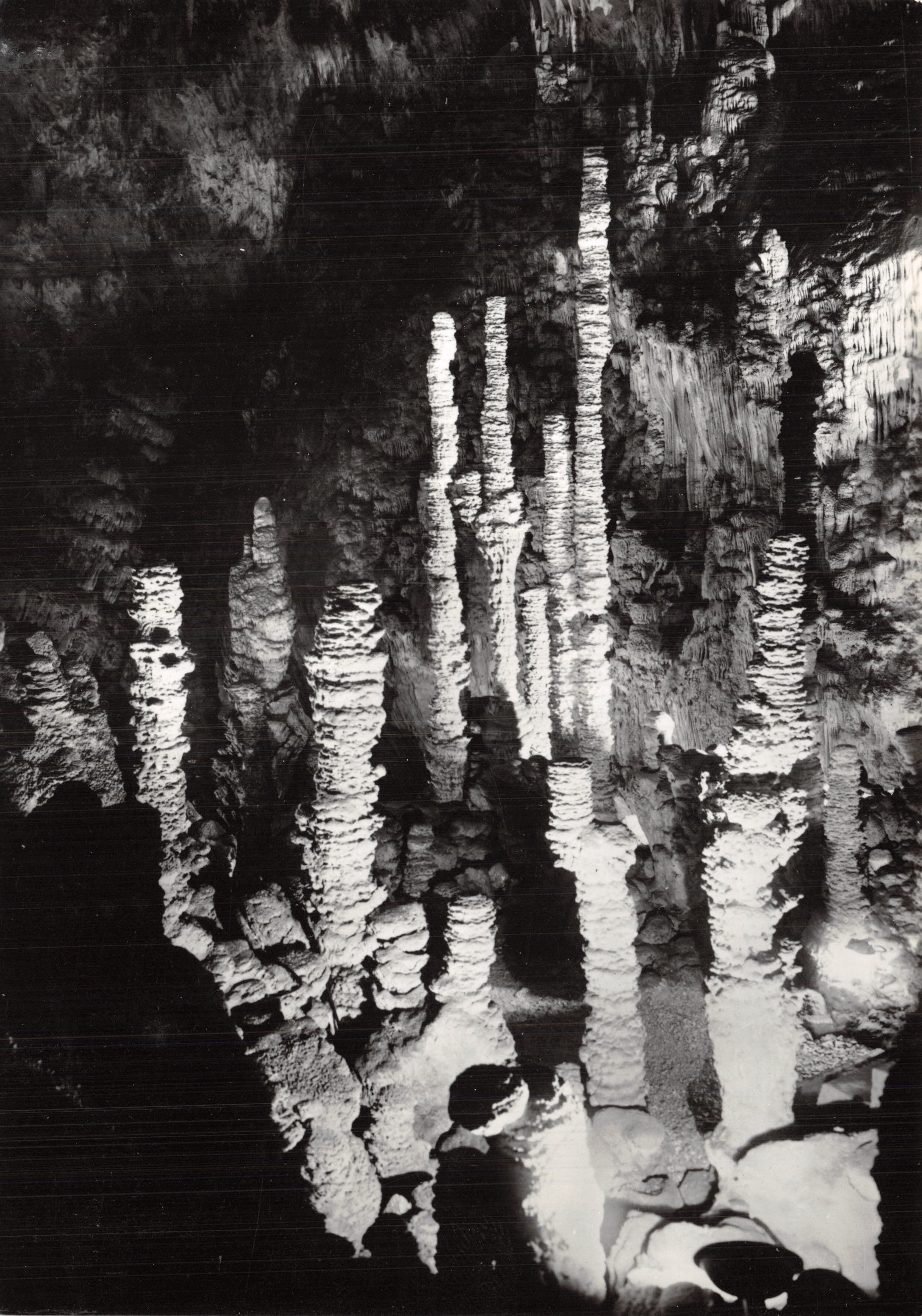 Aven d'Orgnac — stalactieten en stapel borden — Photo Albert Perret