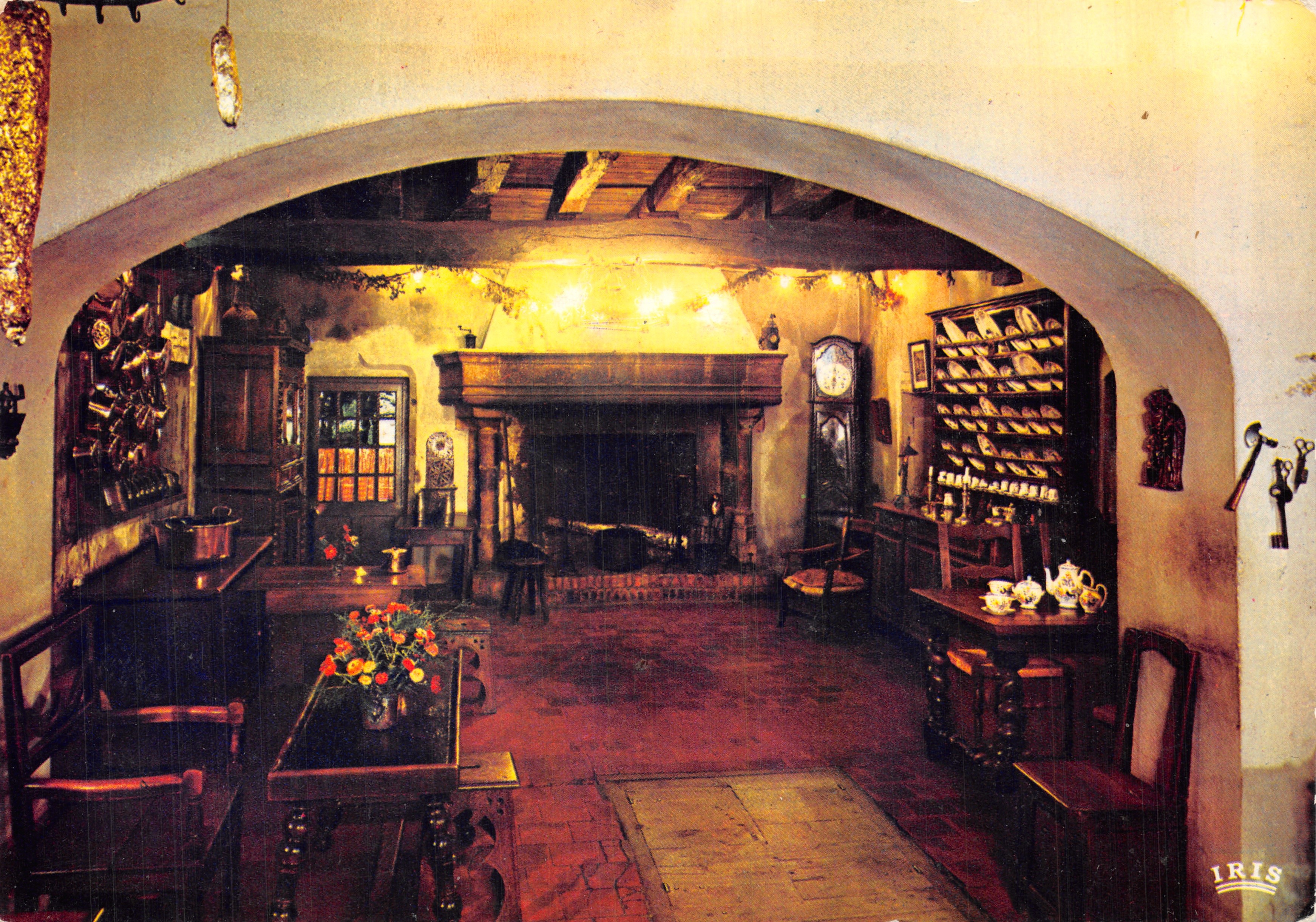 Cucina antica — camino monumentale — editore IRIS
