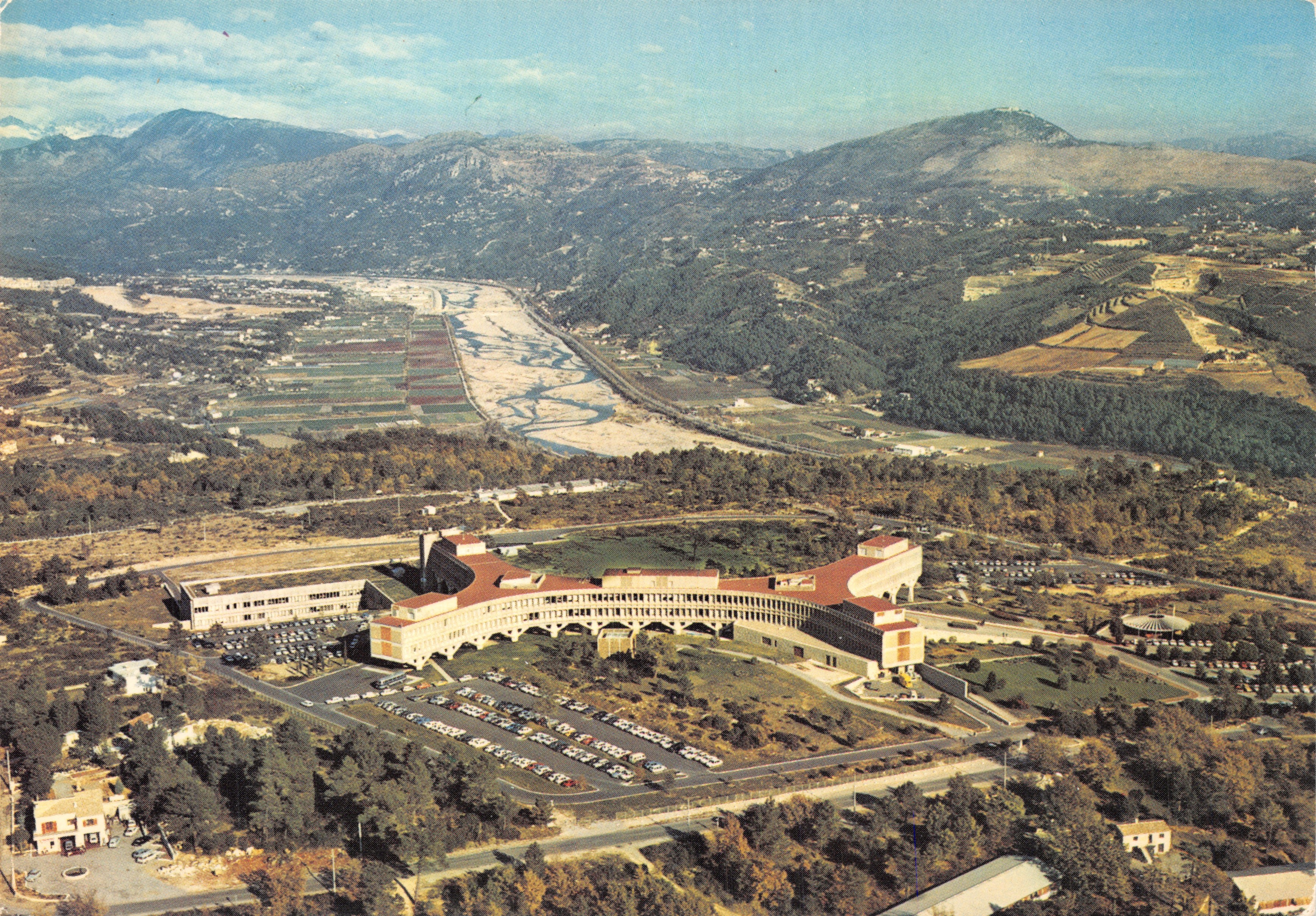 Aeroporto di La Gaude — vista aerea con edificio principale e parcheggio — editore ADIA
