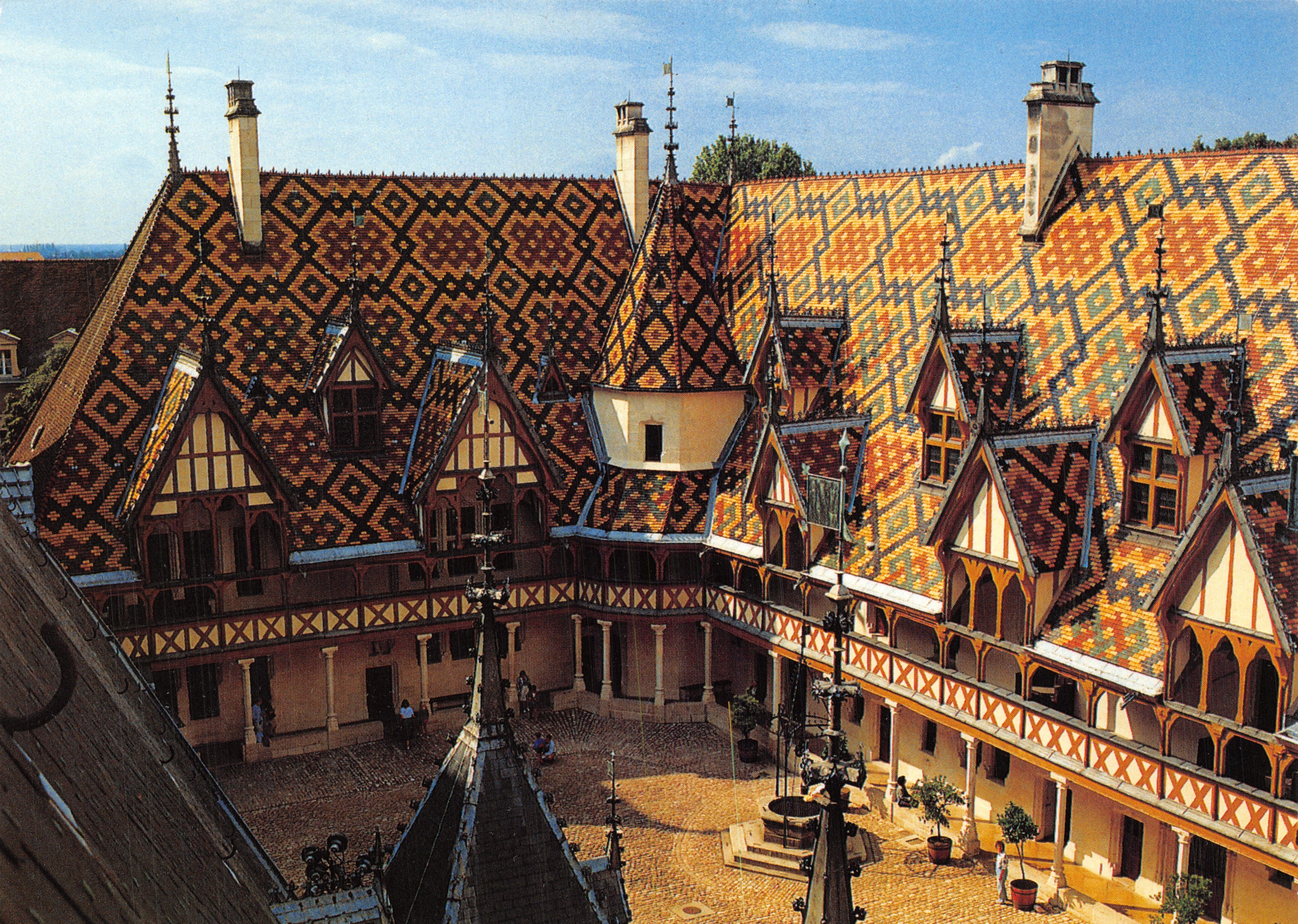 Hôtel-Dieu de Beaune — Cour d'Honneur (1443) — Impressions COMBIER Macon, n° C3 21054-0-0091
