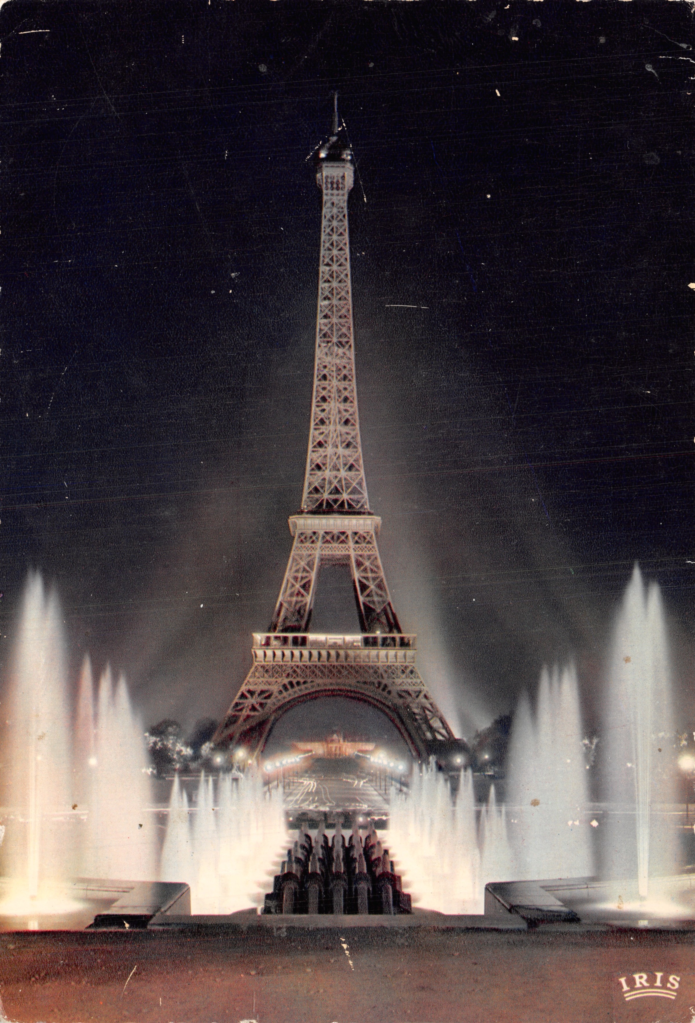 La Tour Eiffel illuminée — vue nocturne avec fontaines — éditeur IRIS