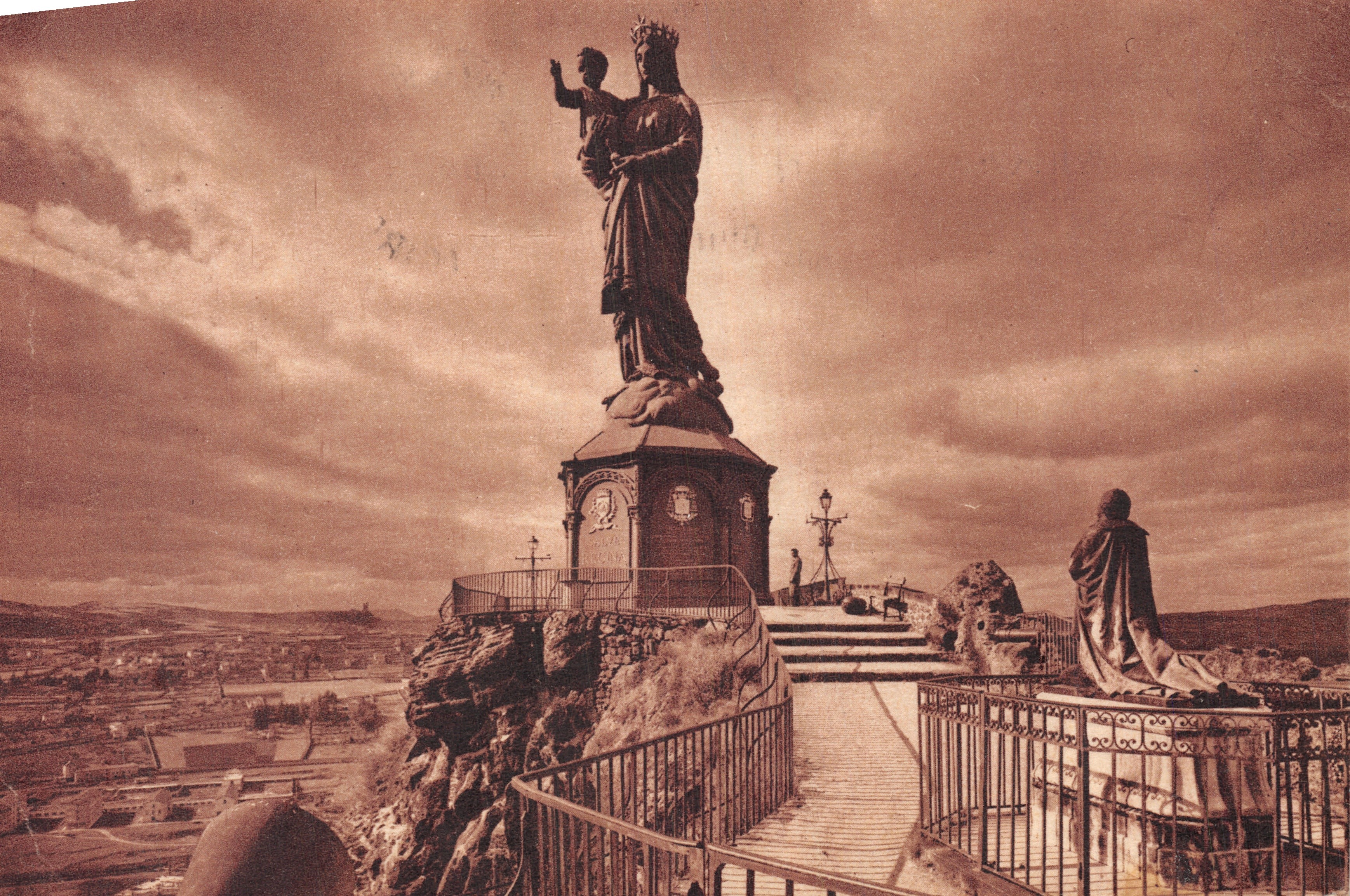 Notre-Dame de France — statue surmontant un édifice à Le Puy-en-Velay — Photo Jeanne d'Arc, Le Puy, L'Office Tourisme