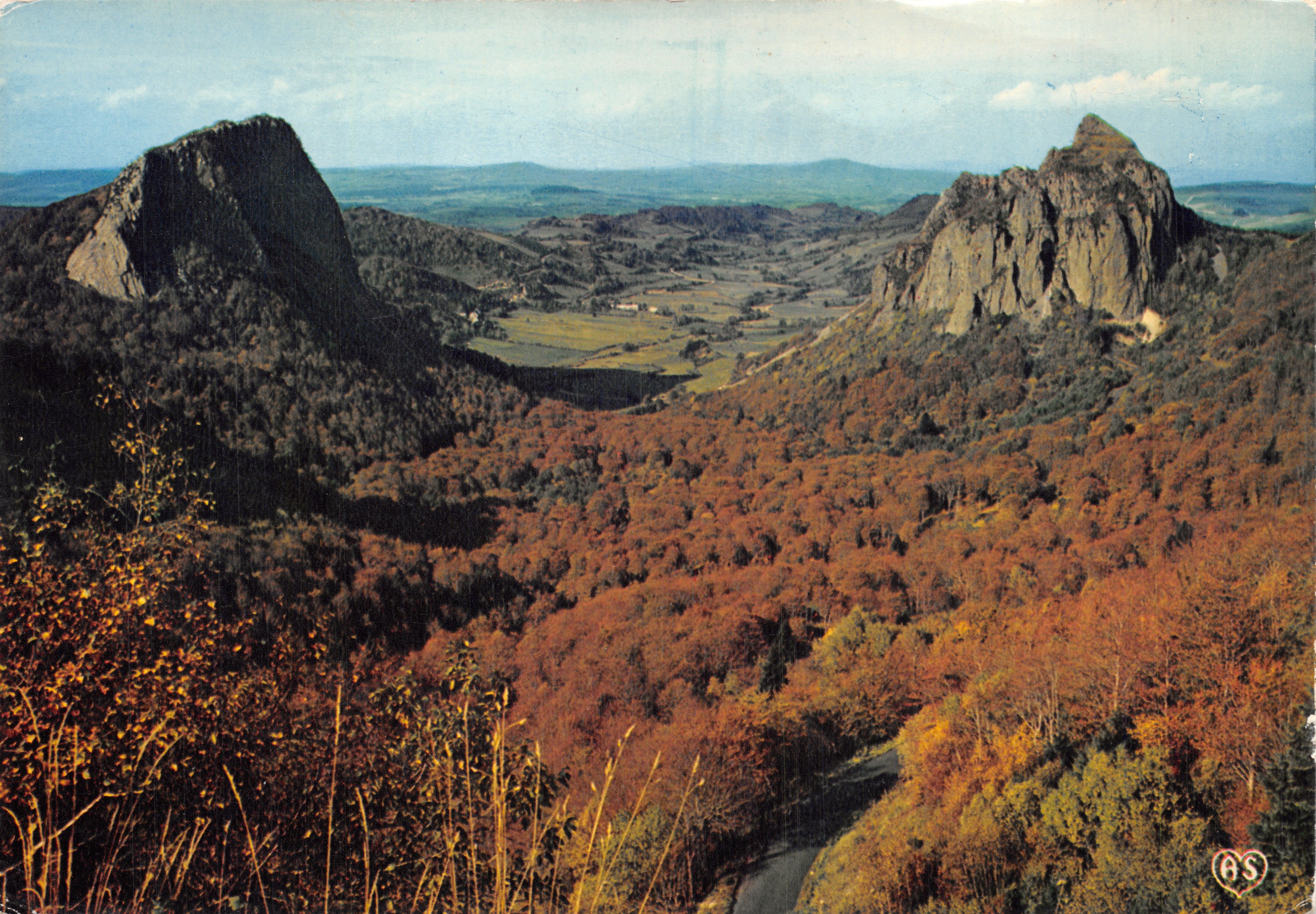 Die Tuilières-Felsen und Sanadoire — Panoramablick im Herbst — Editions L'Auvergne Pittoresque
