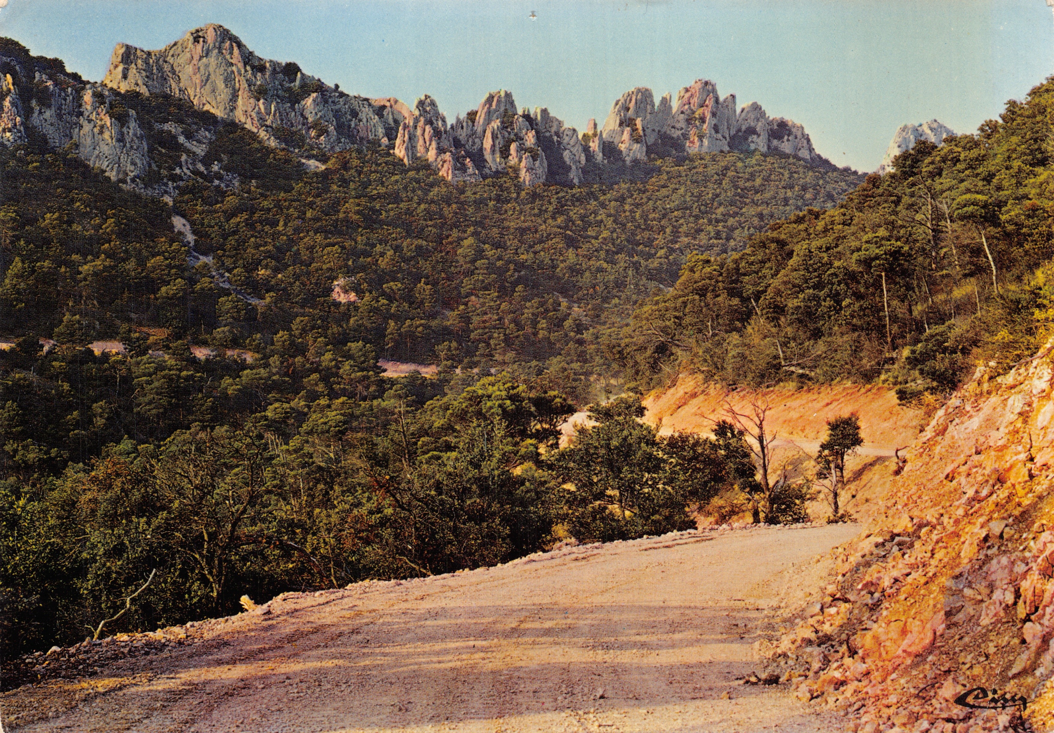 Las Dentelles de Montmirail — vista panorámica con camino serpenteante — editor C. Cisy