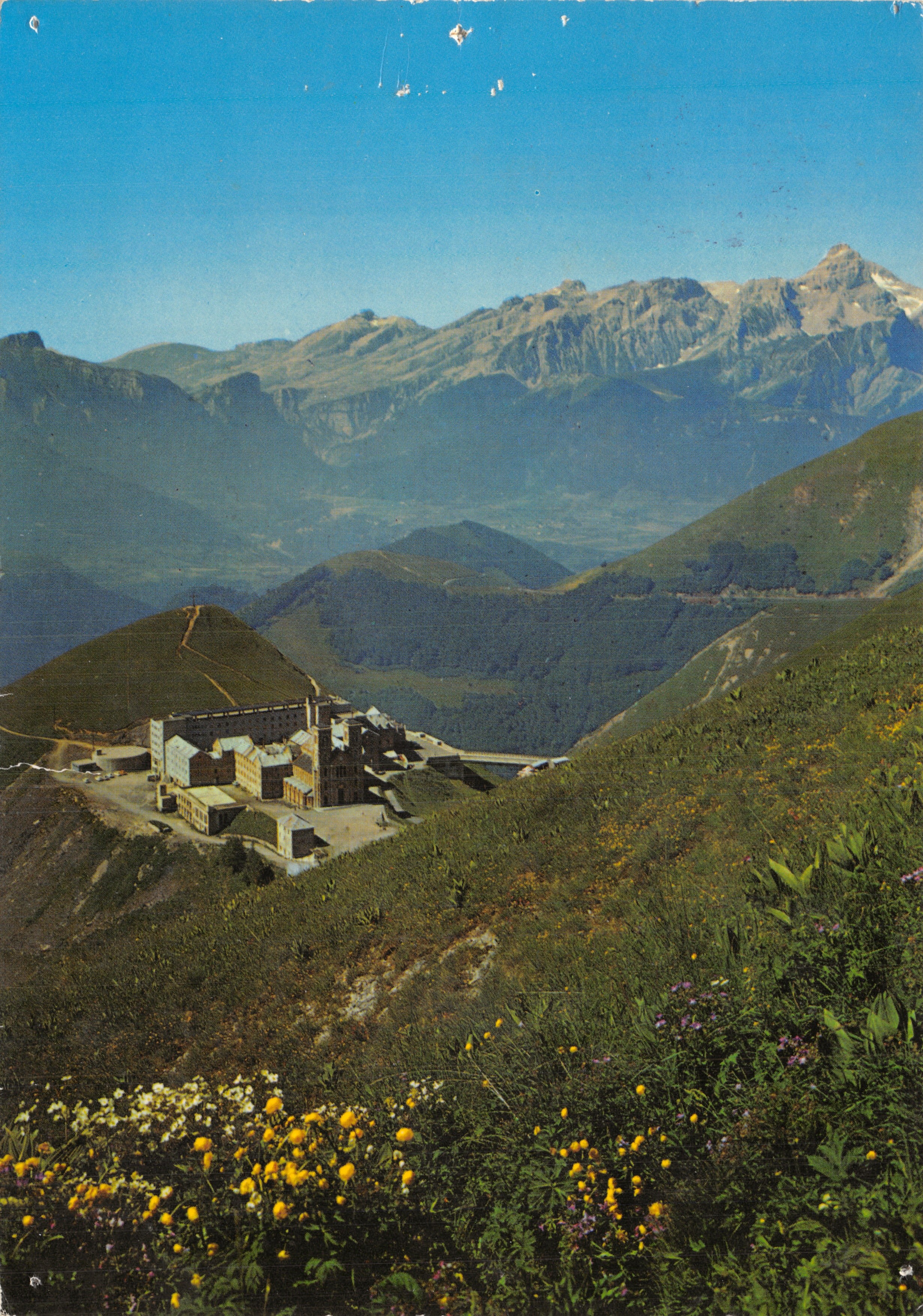 Santuario di Notre Dame de la Salette — vista panoramica con montagne in fondo — editore SANCTUAIRE DE LA SALETTE (ISERE)