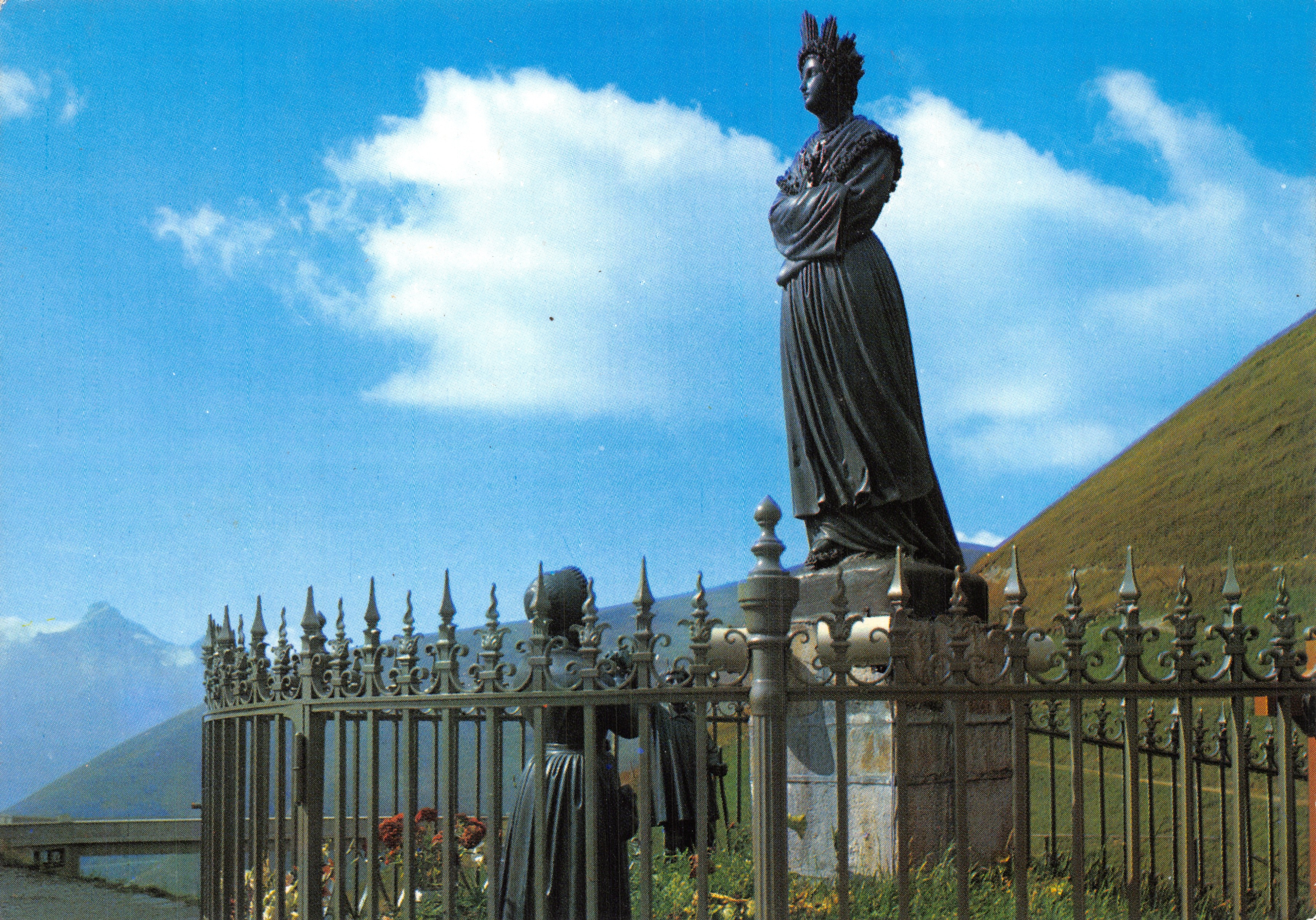 Notre-Dame-de-la-Salette — statua monumentale sulle Alpi di La Salette — Edizioni Trifridite
