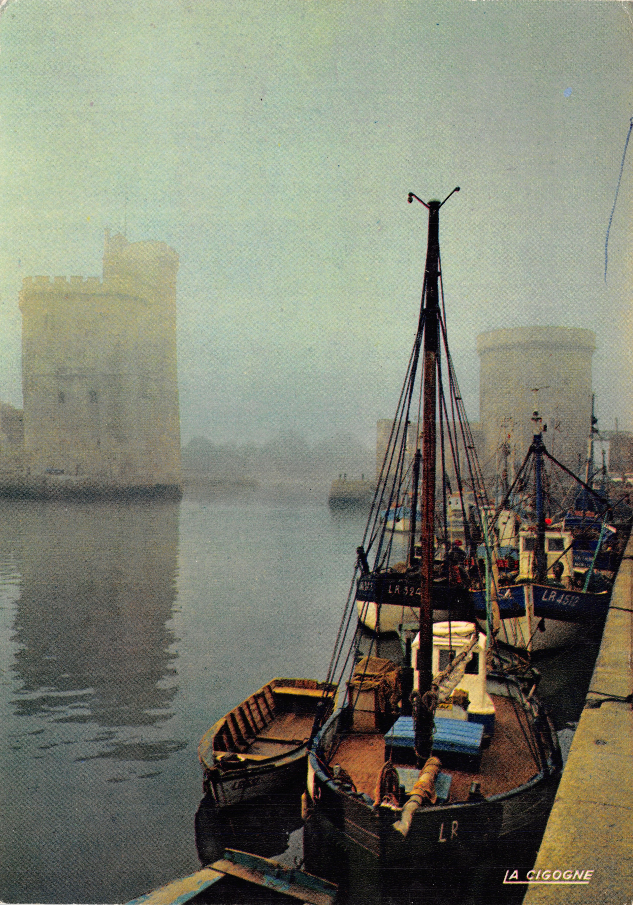La Rochelle — Ansicht des Hafens in Nebel mit Türmen und Booten — Éditions LA CIGOGNE