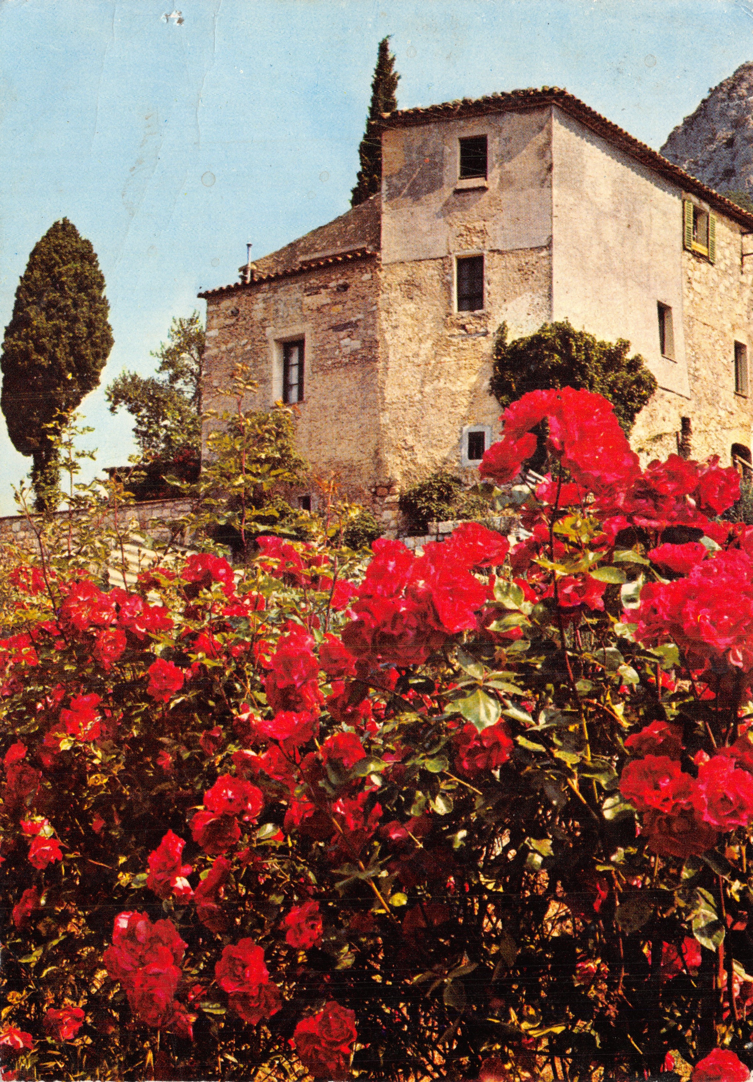 Jardín de rosas — Castillo de estilo provenzal — Editions S.E.P.T. - Reproducción prohibida