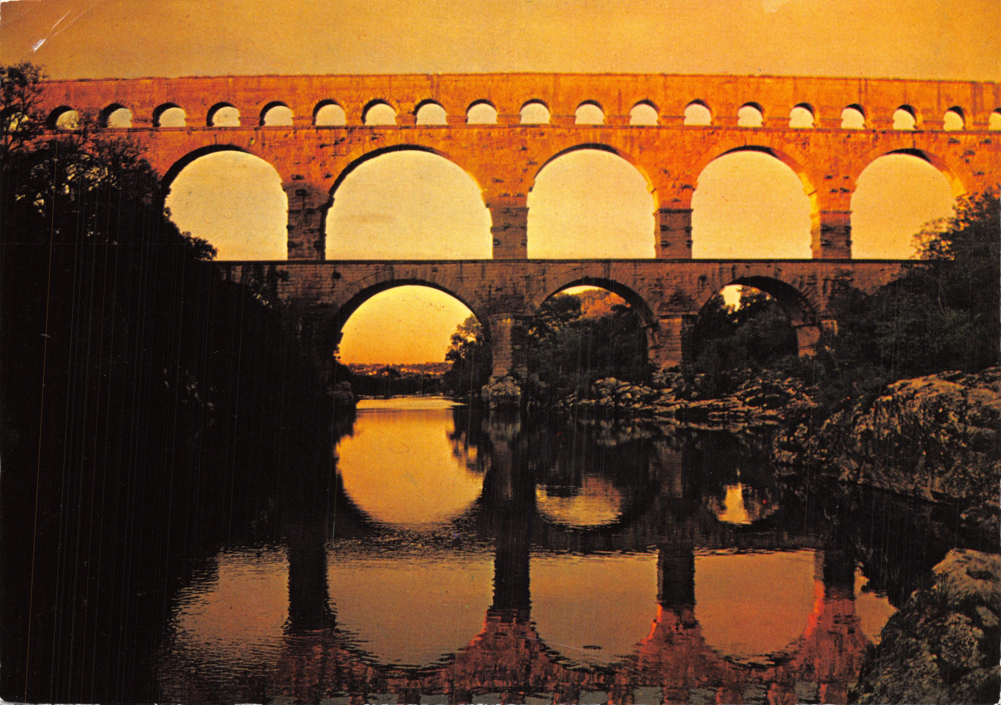 Ponte di Gard — acquedotto romano riflesso nell'acqua — Images de France, foto J. Sierdinski