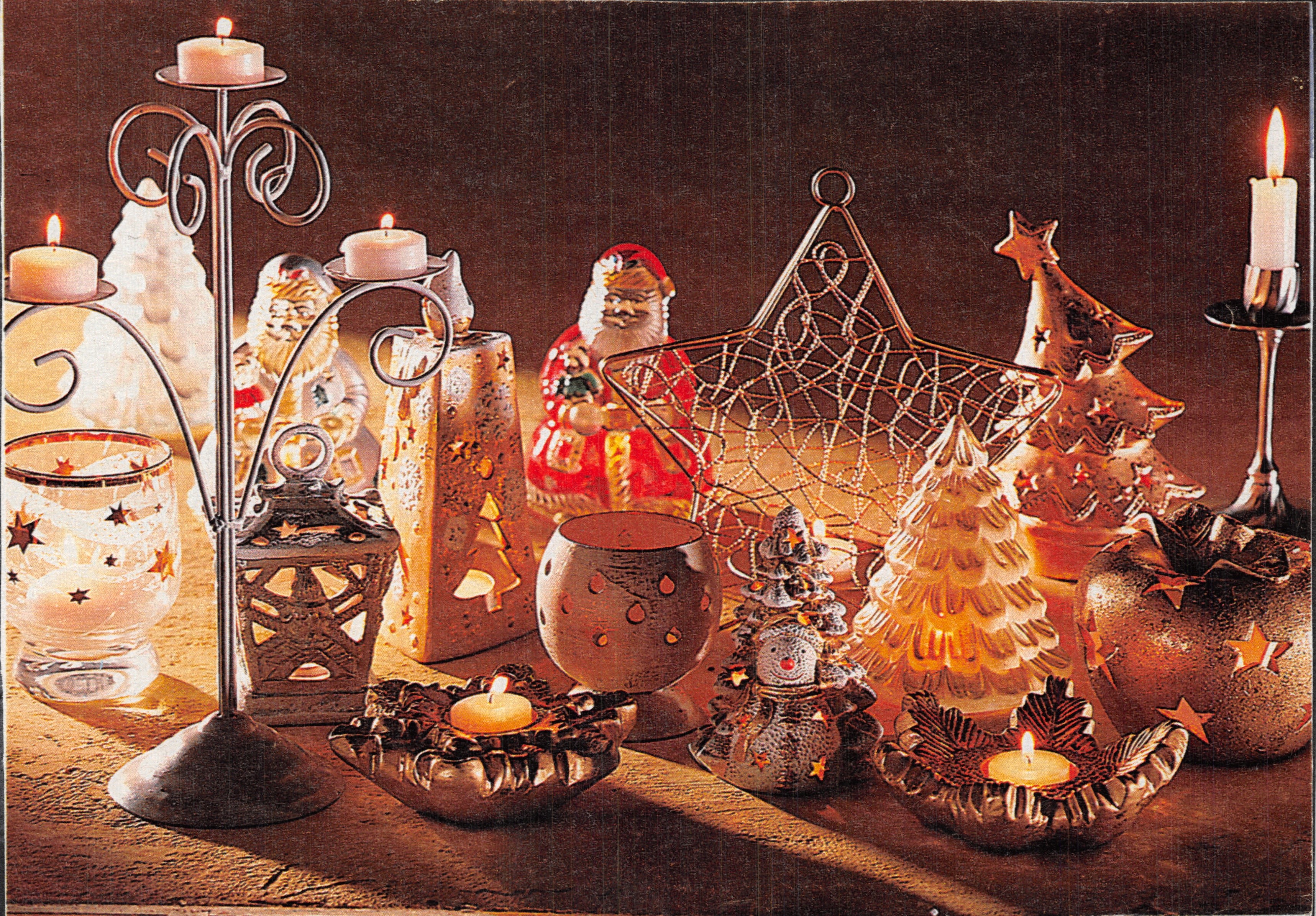 Decoraciones de Navidad — escena de mesa con velas y figuras — editor no visible