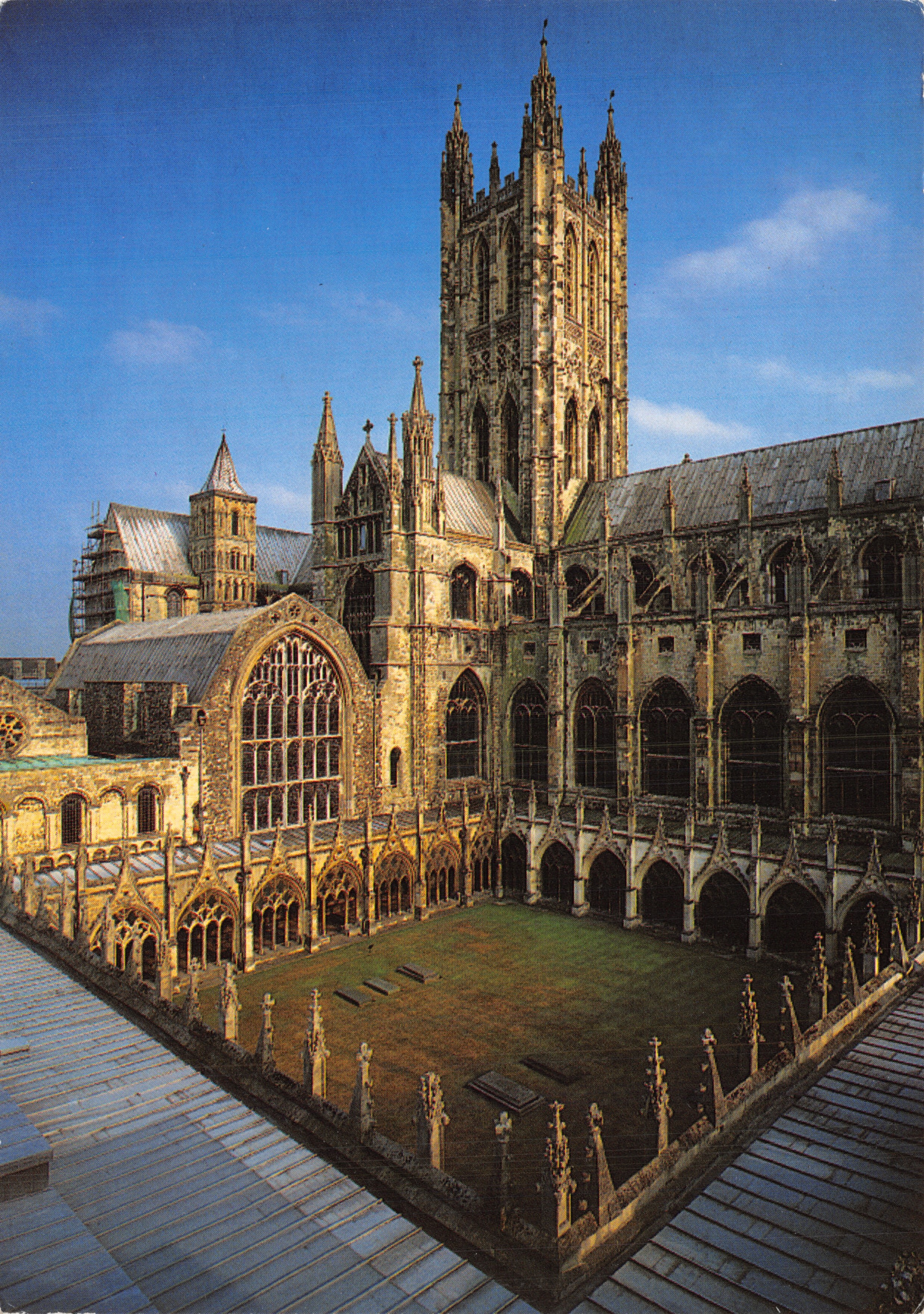 Vista del claustro — Catedral de Canterbury — Publicado por Cathedral Gifts Ltd. n° 8861