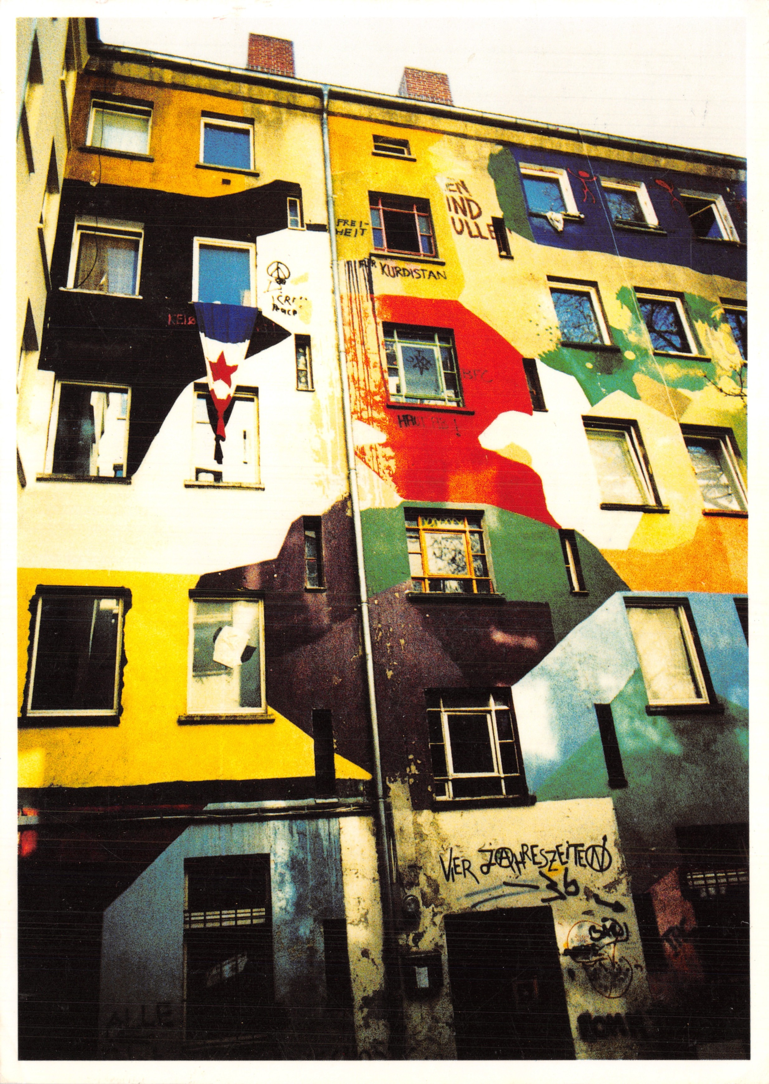 Berlin-Freizeitberg — edificio con muri colorati e graffiti — editore Gerd Schmüller