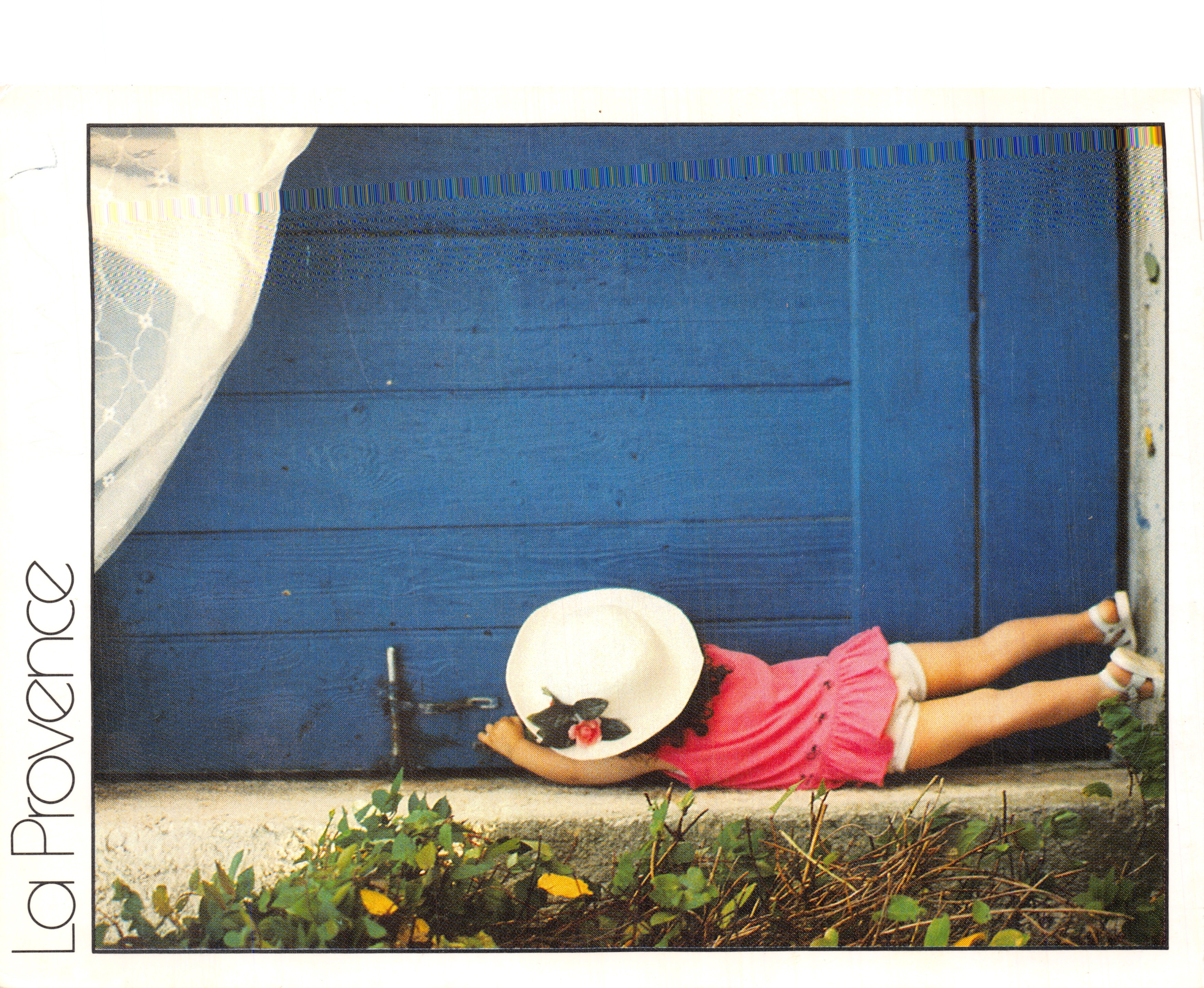 Bambina in abito rosa — davanti a una porta blu — La Provence, edizione Seppim, n. 42.04.4037