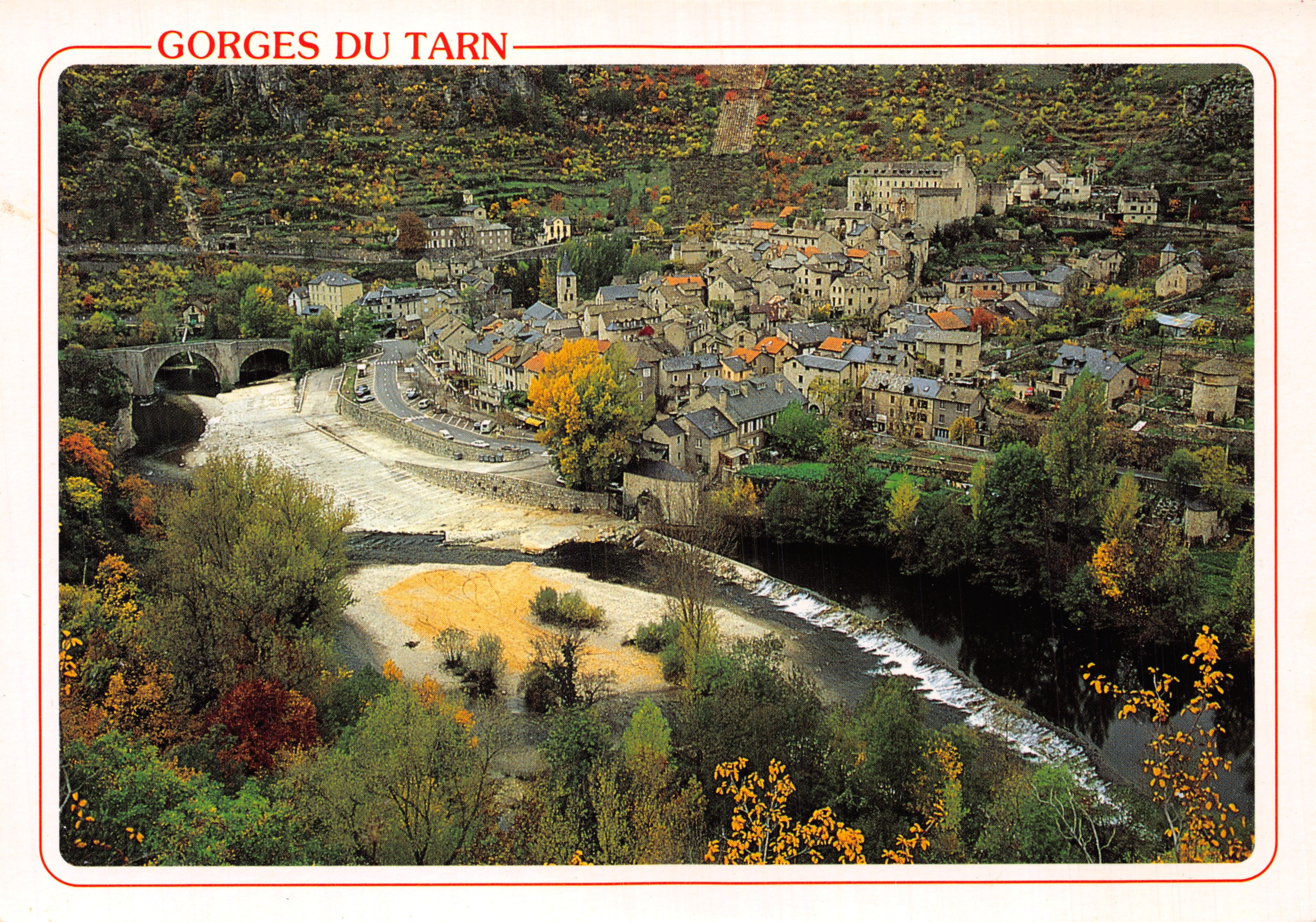 Tarn Gorges — panoramic view of a village in autumn — Ed. PIGNOL DENIS