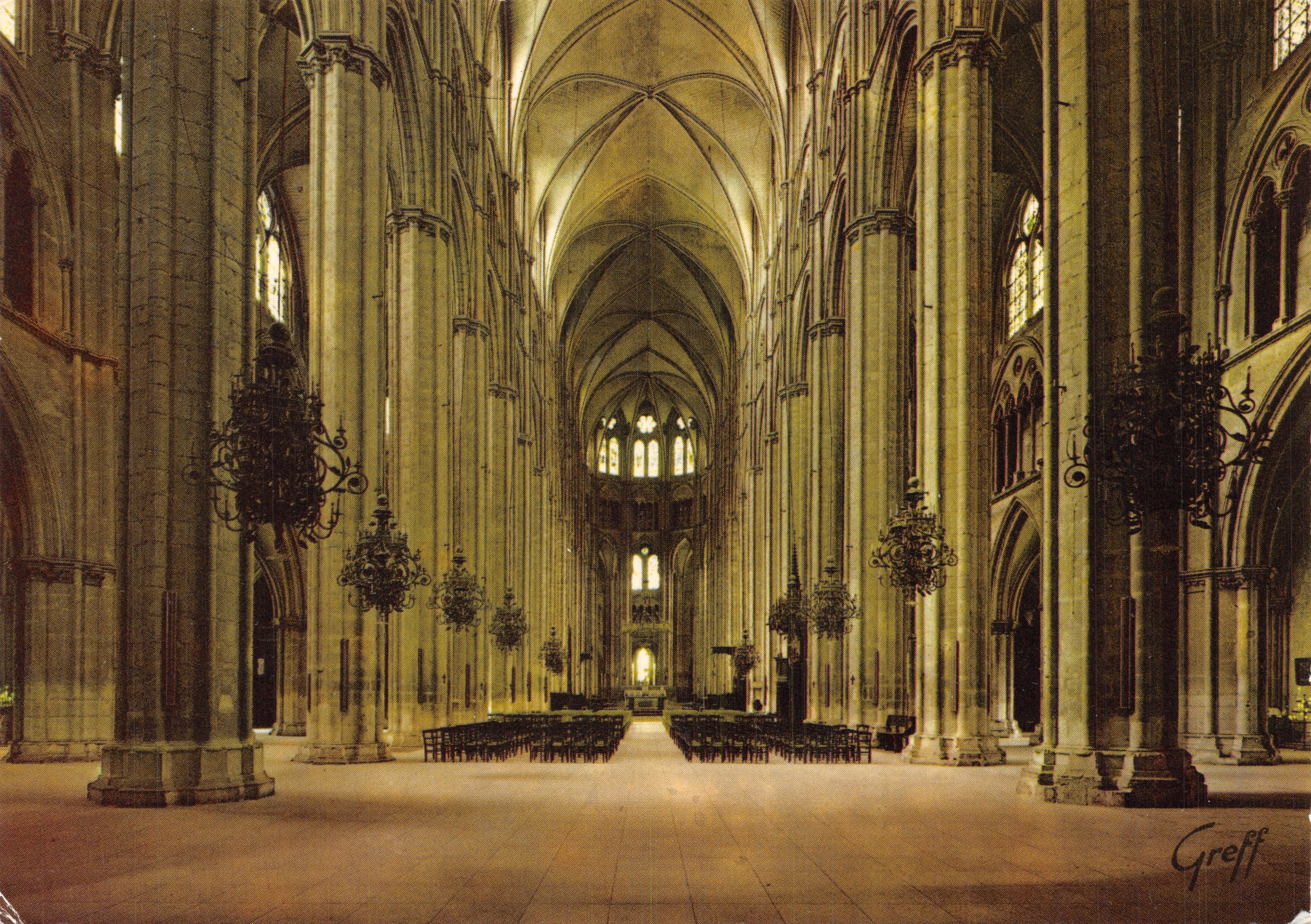 Kathedraal Saint-Étienne — De kerkzaal — Éditions GREFF, Parijs