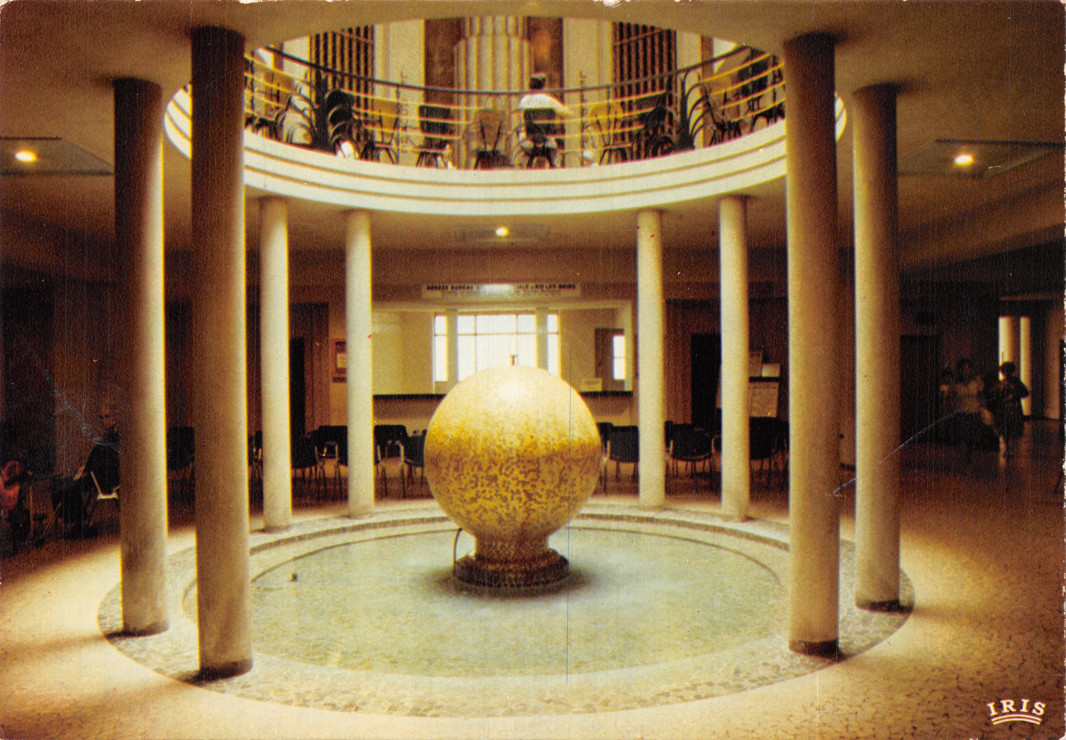 Interno del palazzo dei Thermes d'Aix-les-Bains — Fontana della Buvette — editore IRIS