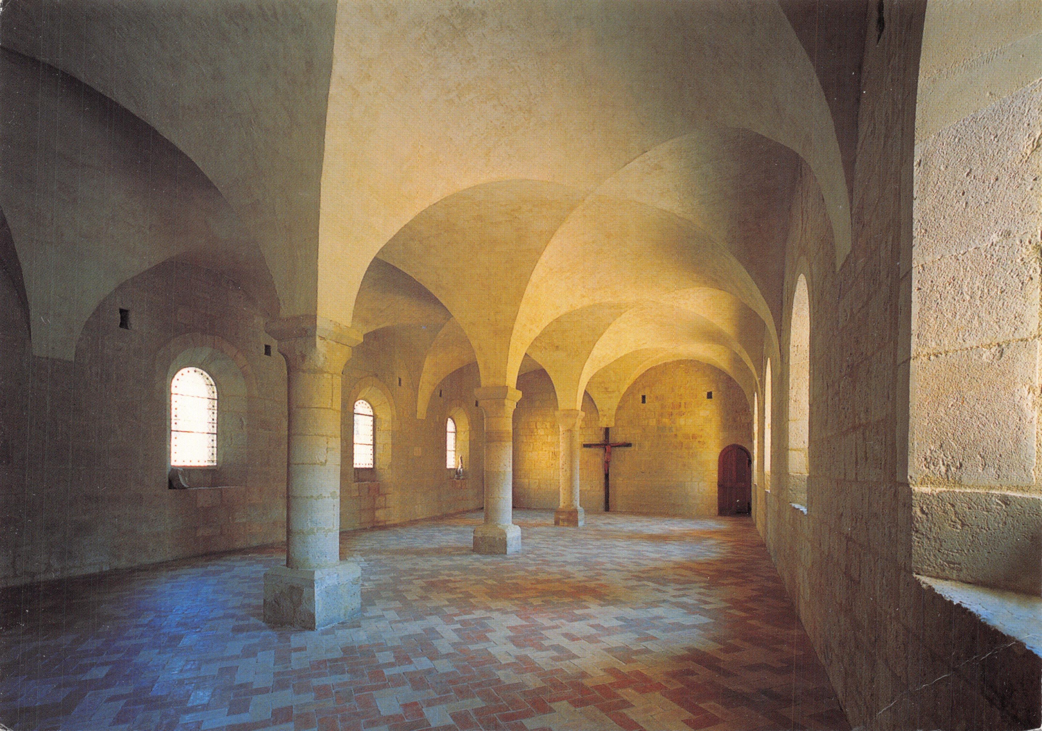 Abadía de Notre Dame d'Jiguebelle — interior del claustro con bóvedas y cruz — Éditions GAUD 26-203-003