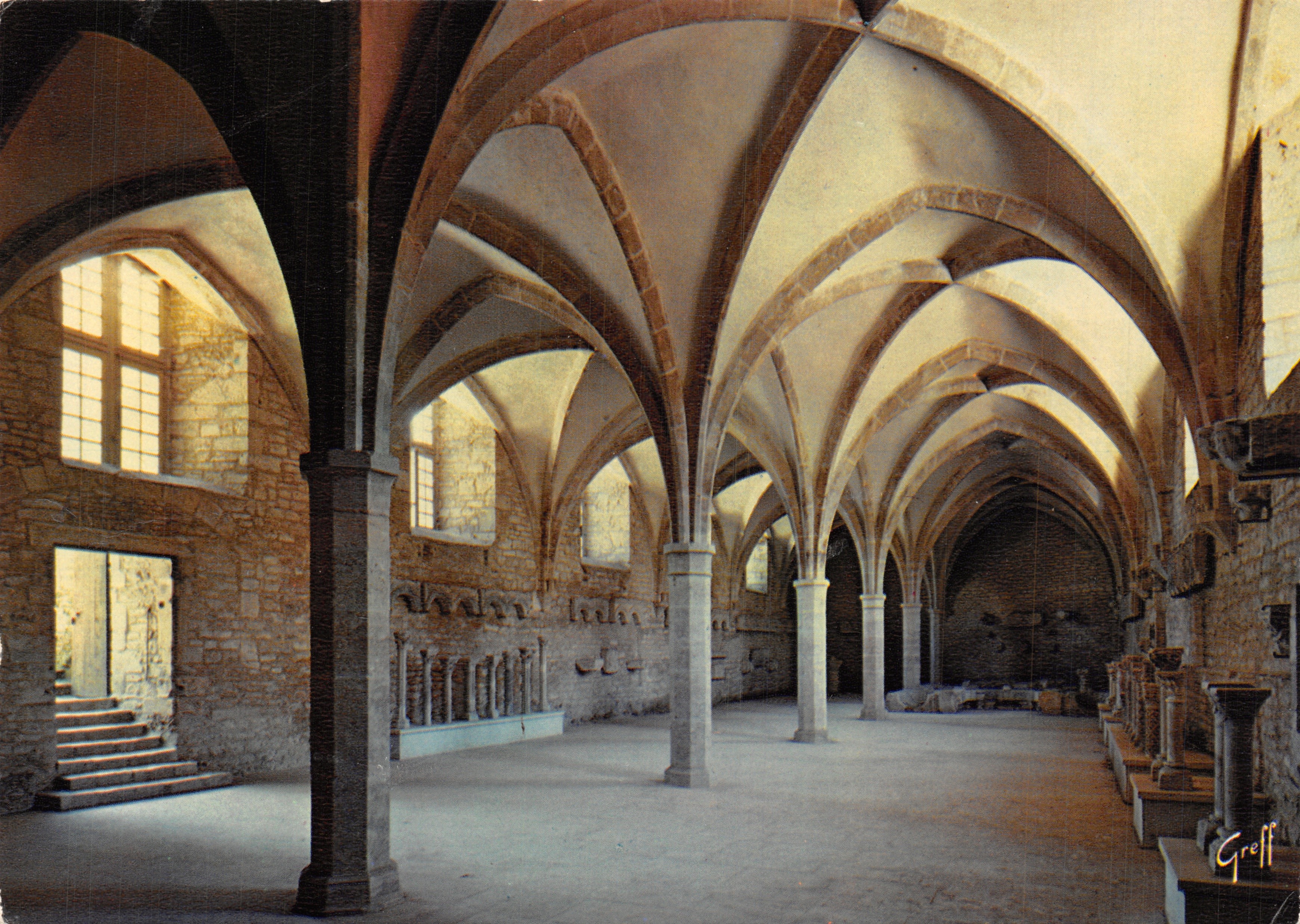 Abtei von Cluny — Unteres Zimmer, ehemaliger Keller mit zwei gewölbten Naven — Editions GREFF, 74, rue des Archives, Paris