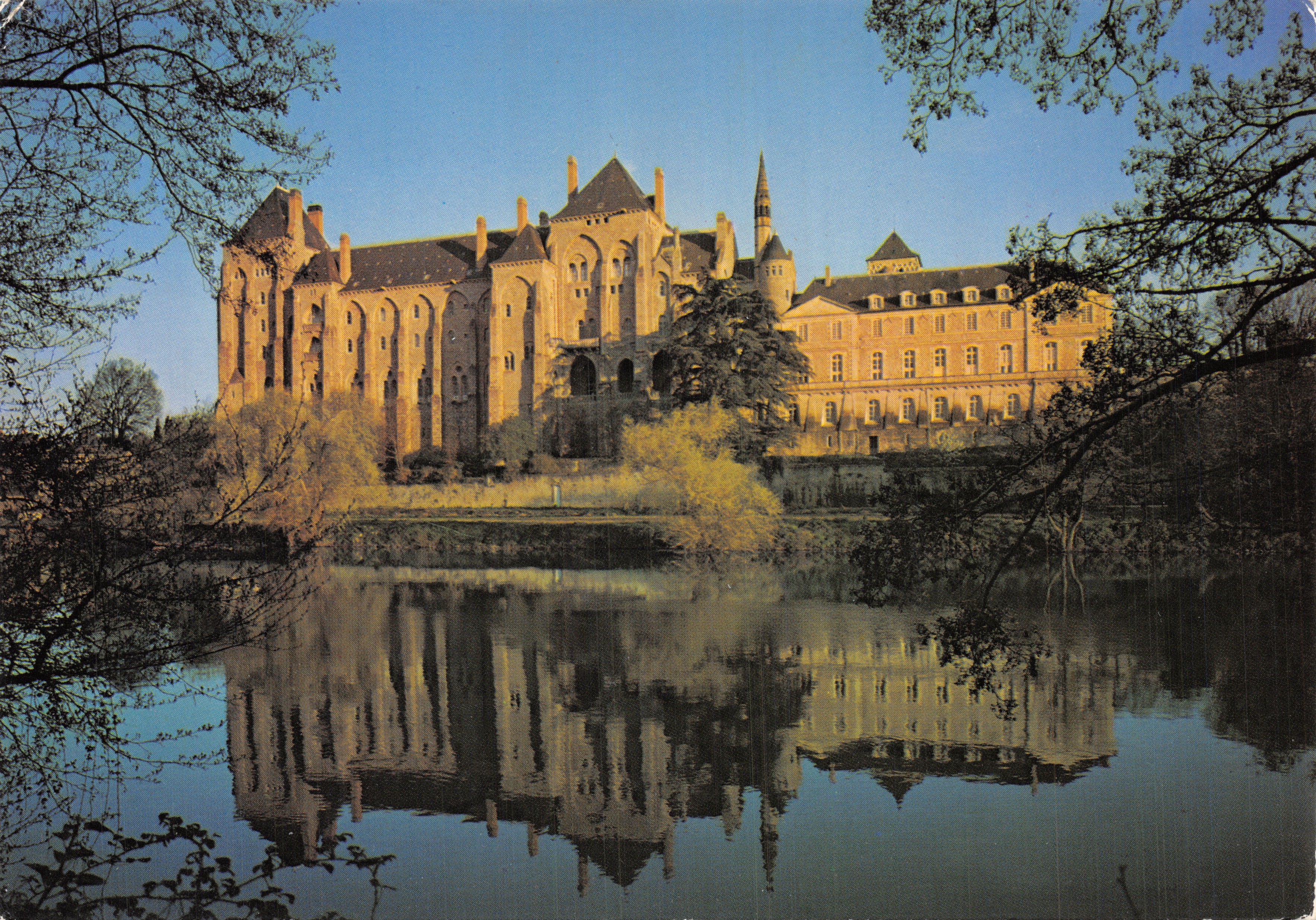 Abadía de Saint-Pierre de Solesmes — vista del edificio reflejado en un estanque — Editions de l'Abbaye de Solesmes