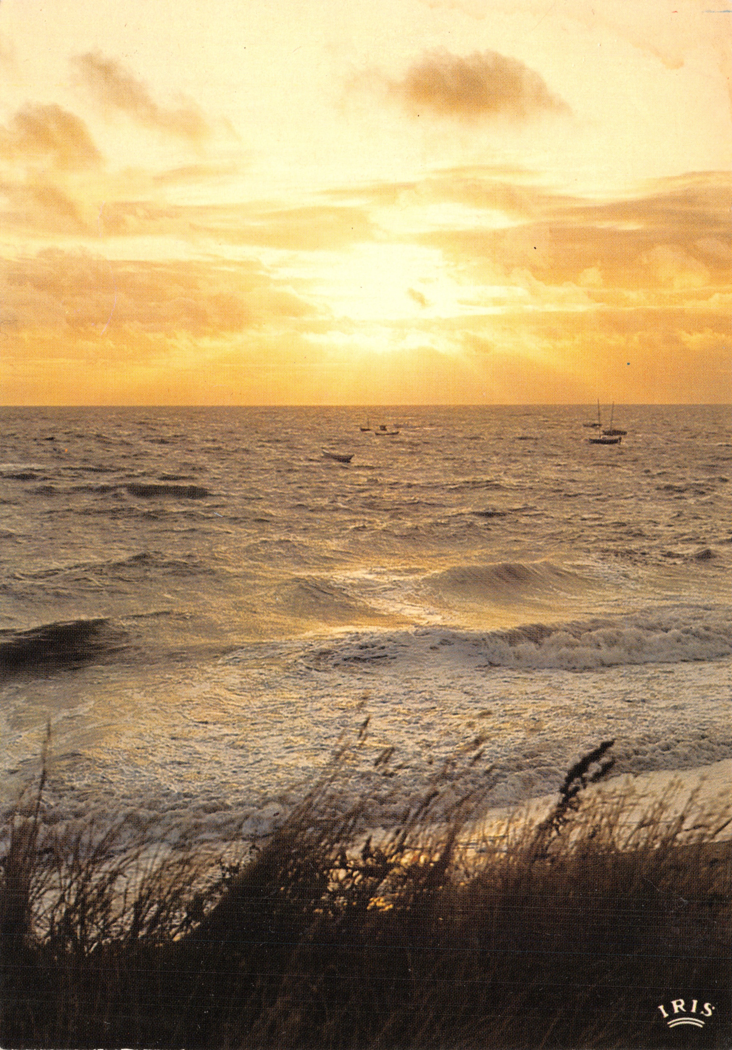 Zonsondergang over de zee — uitzicht op de kust met boten — uitgever IRIS