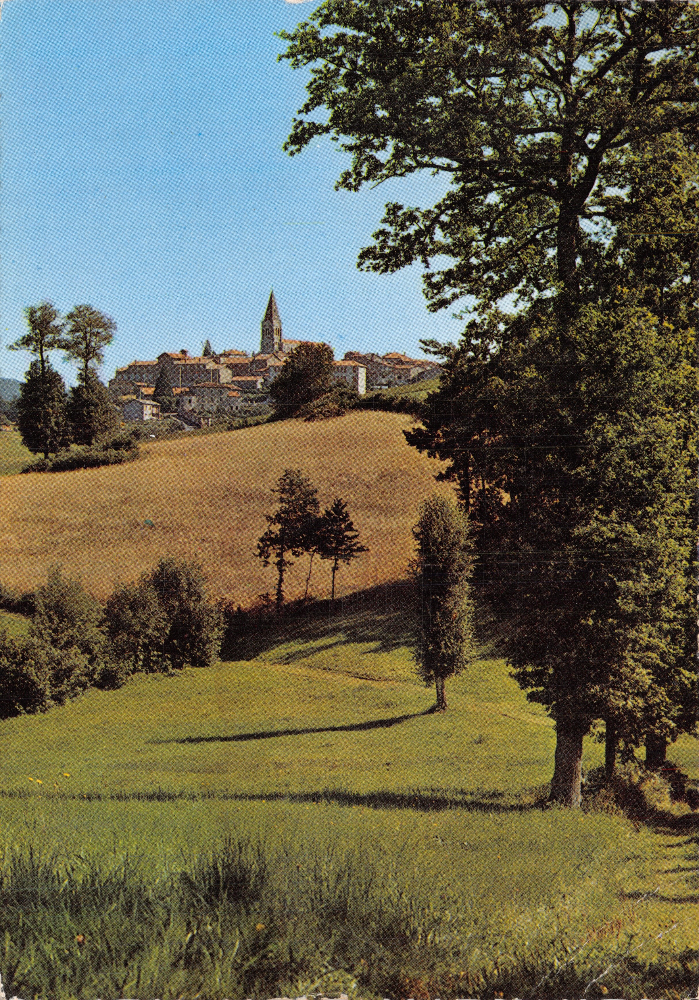 Saint-Martin-en-Haut — vista del pueblo en una colina con iglesia — Studio Jean et Martinière