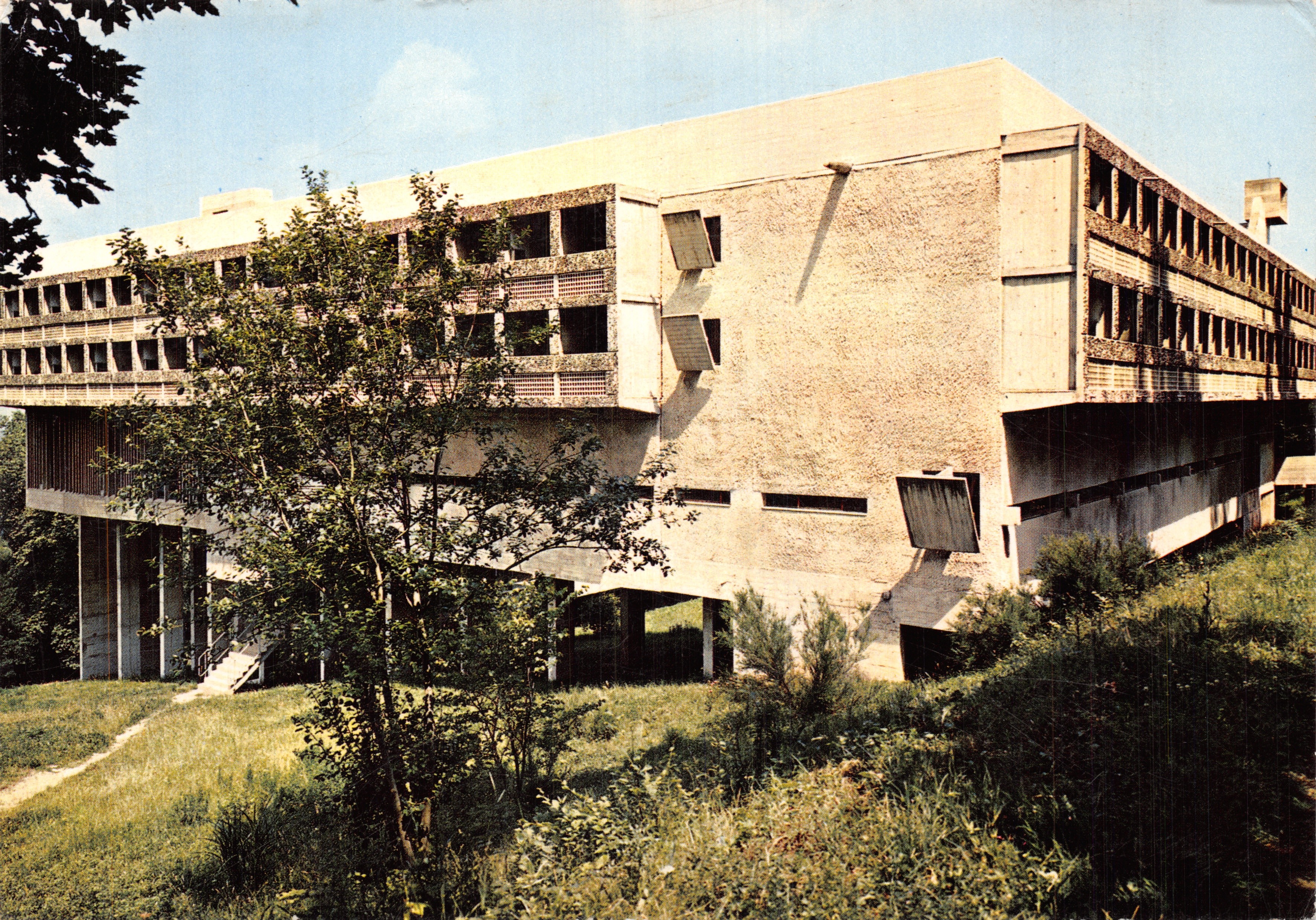 Convento de Santa María 'La Tourette' — Edificio de estilo brutalista, fachadas Este y Sur — Editor Combier, n° E 69.083.25.1.0690