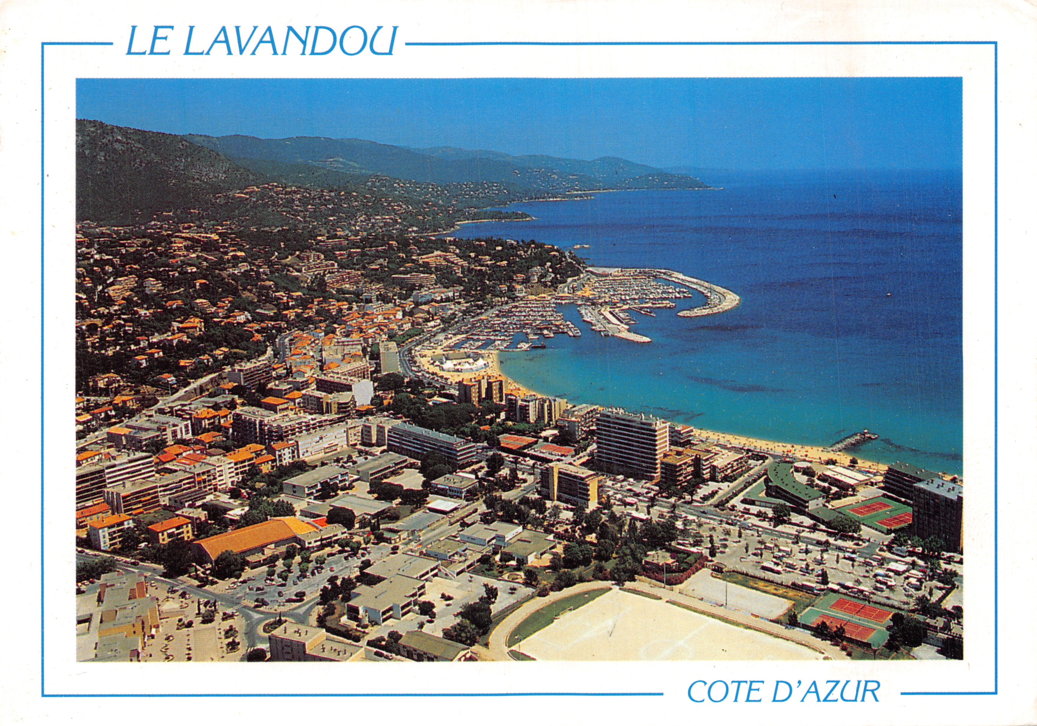 Le Lavandou — luchtfoto van de haven en de stranden — Éditions Florian Mistral