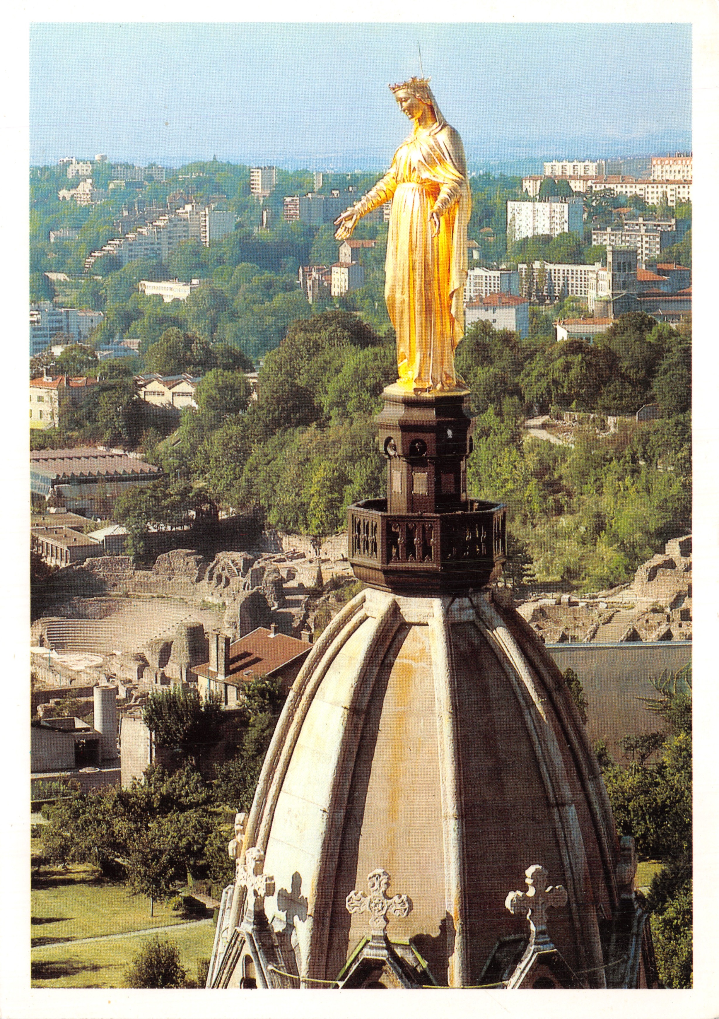 Estatua de la Virgen de Fourvière — vista de los teatros romanos — editor Création Clio, Lyon