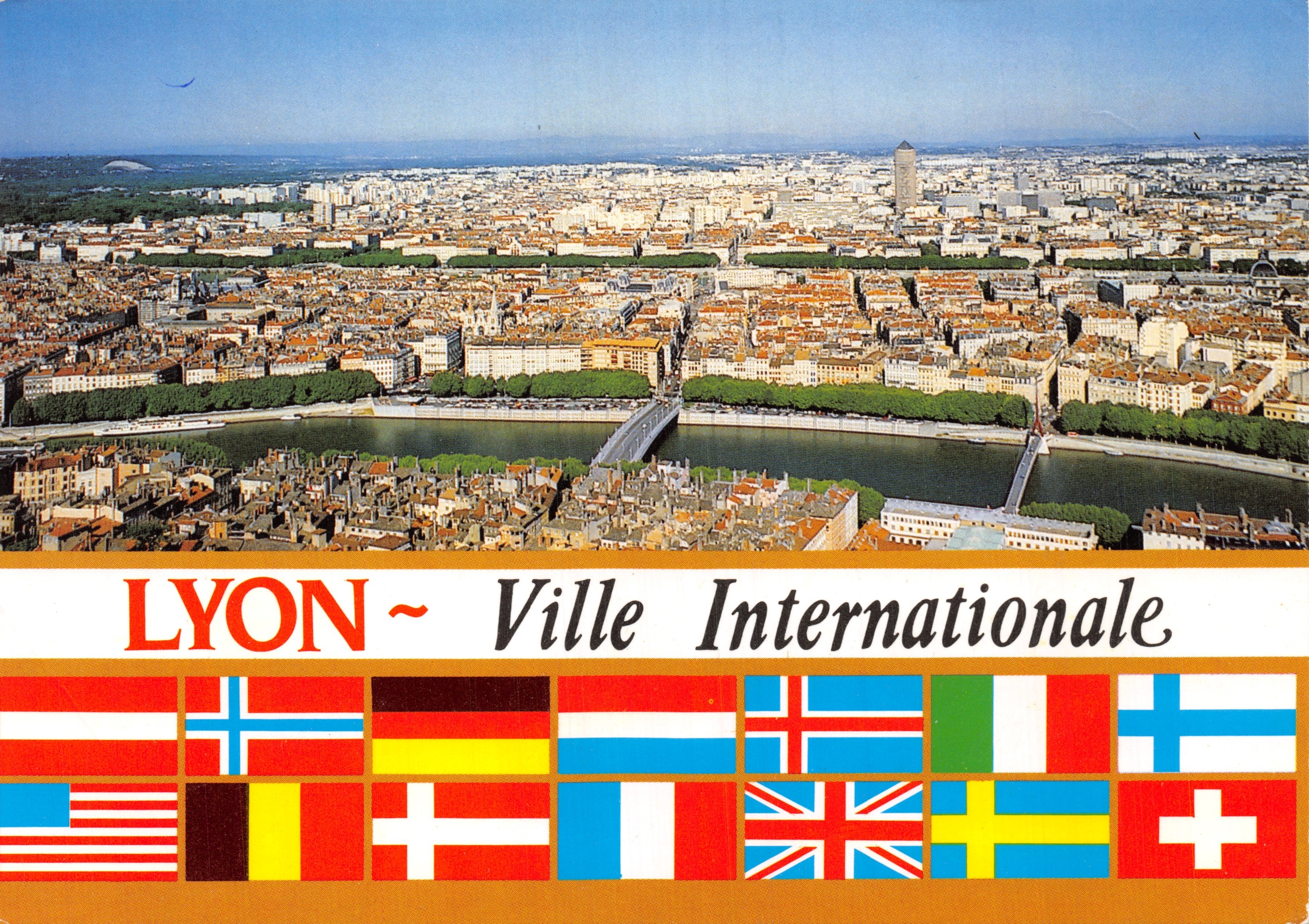 LYON ~ Ciudad Internacional — vista aérea con banderas internacionales — editor LYON VILLE INTERNATIONALE