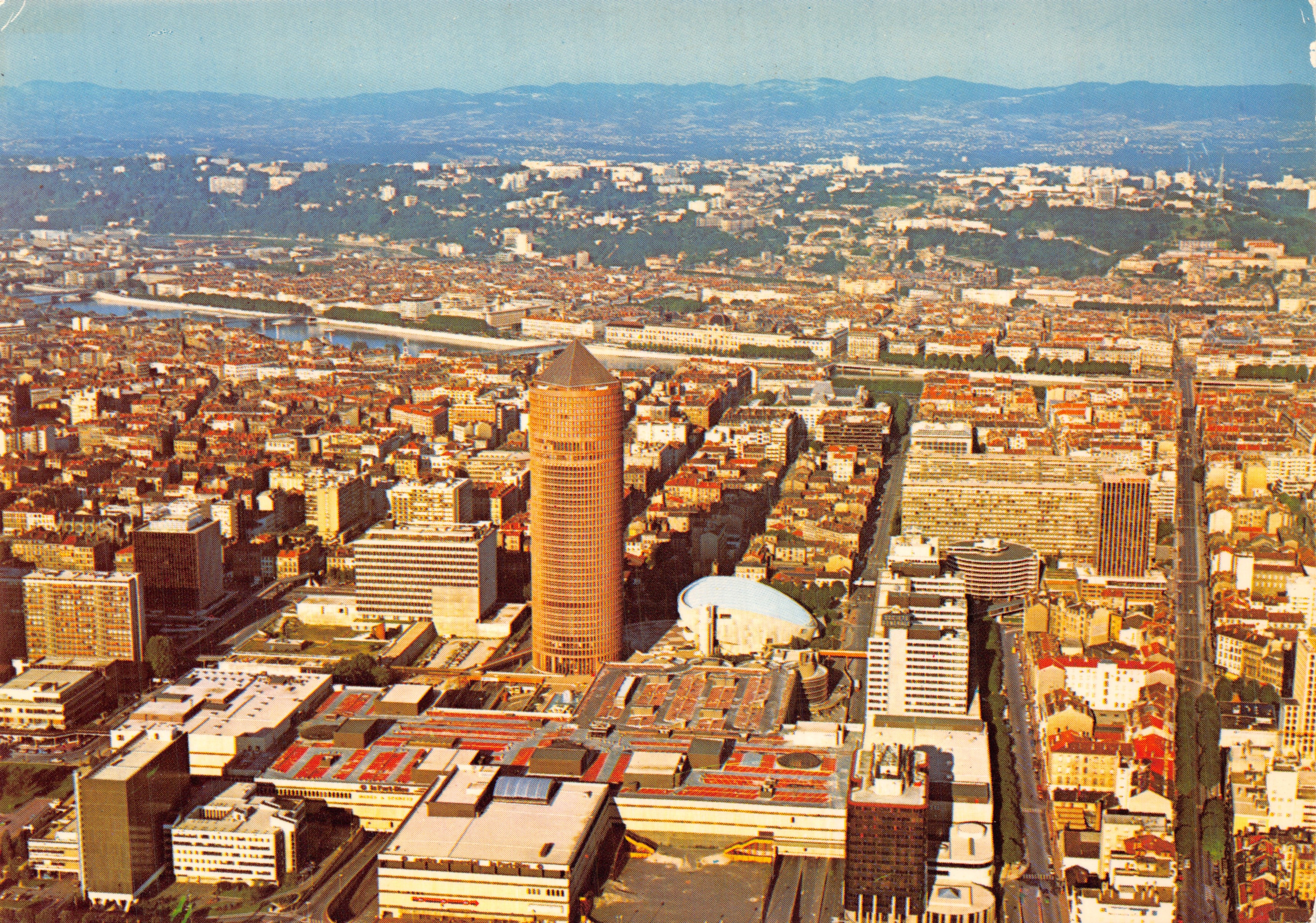 Lyon — vista aérea con la torre de Part Dieu y el estadio de Part Dieu — Ediciones CELLARD