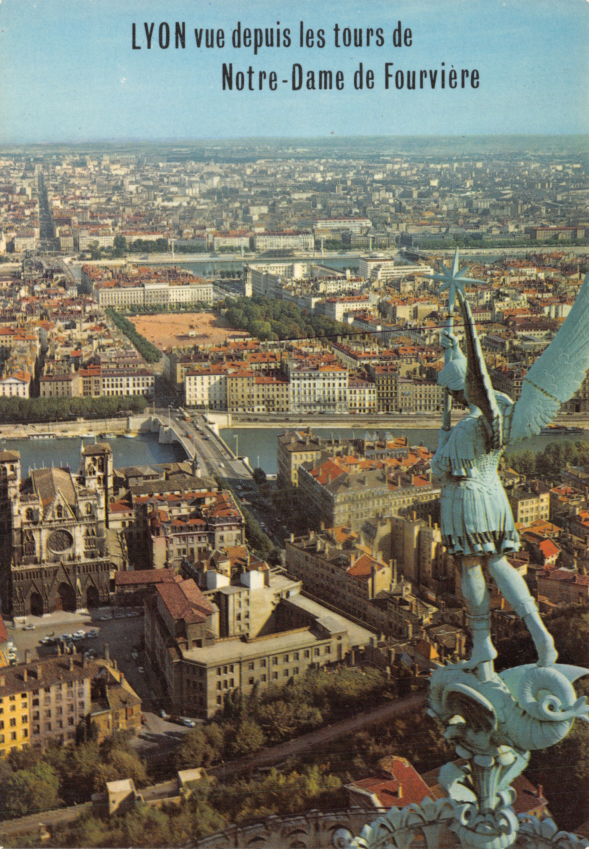 LYON vista dalle torri della Notre-Dame de Fourvière — statua di angelo in primo piano, editore Editions J. Cellard