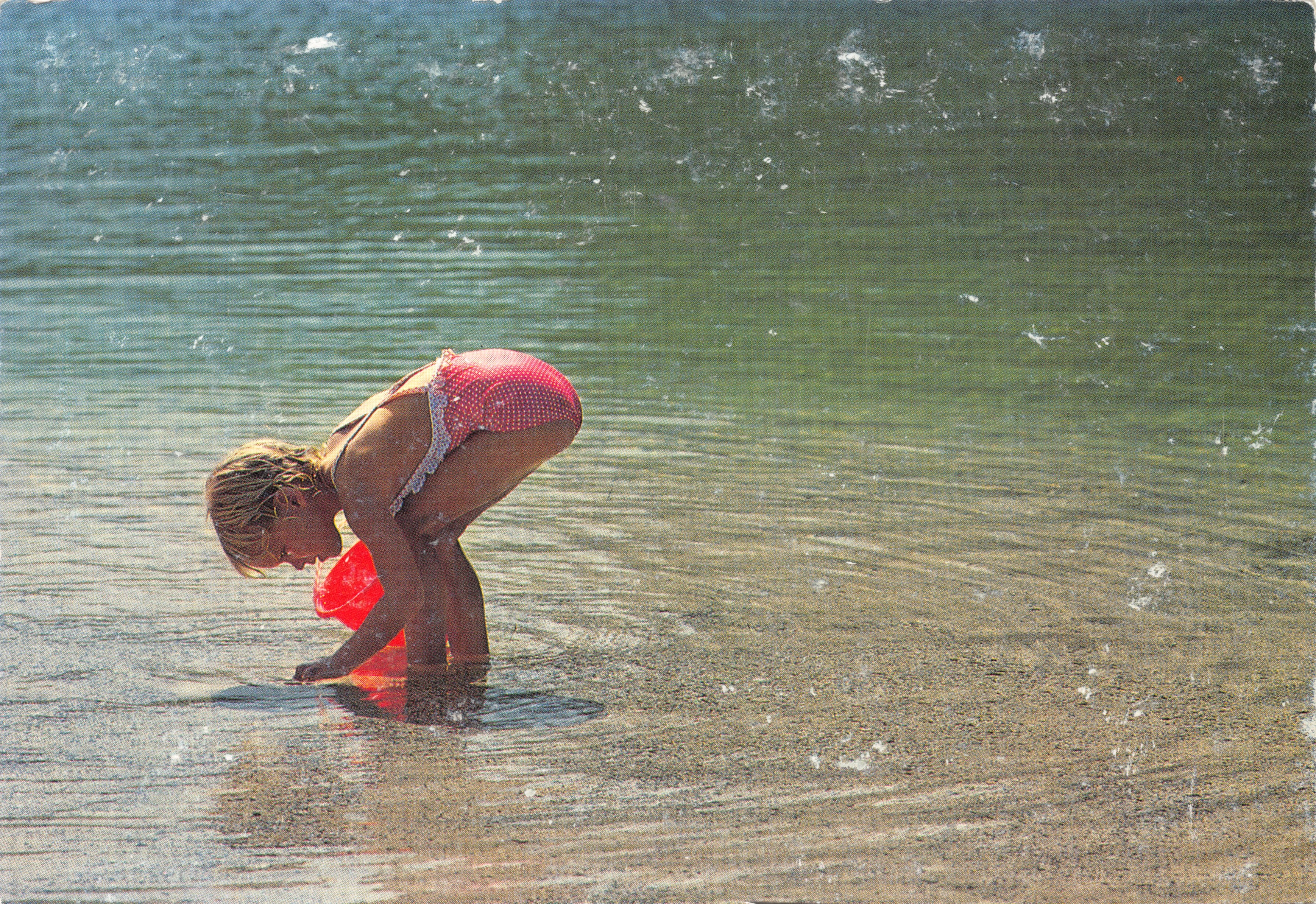 Niña jugando en el agua — escena de playa — editor Houtland, número de serie EHZ 03.50.02