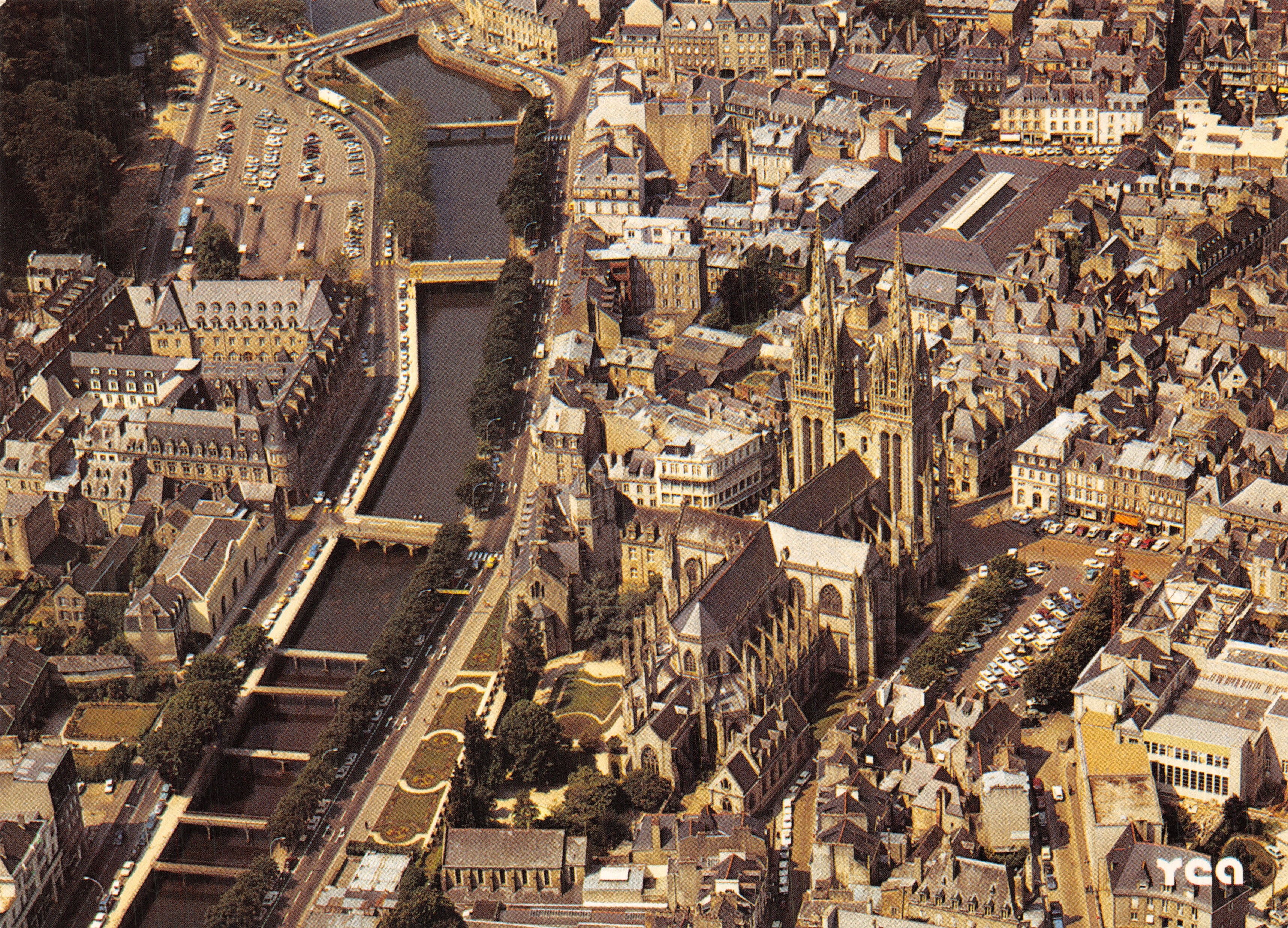 Quimper — vista aérea de la catedral y la plaza Saint-Corentin — Éditions Y. R. Caoudal